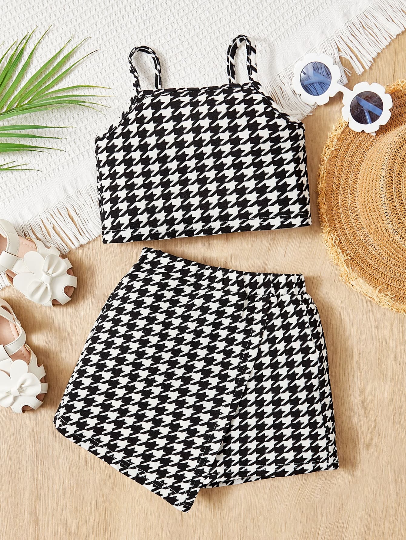 SHEIN Young Girl Houndstooth Print Cami Top & Asymmetrical Hem Skort