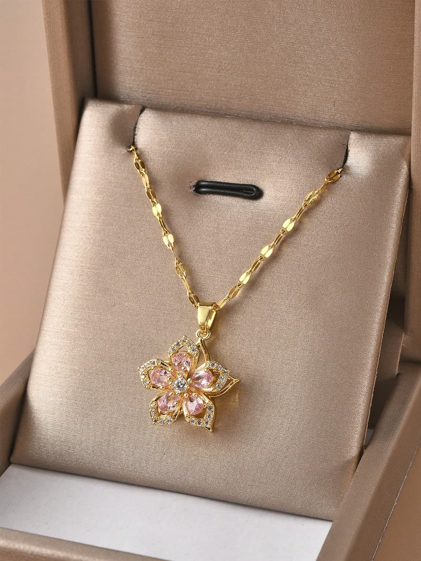 1pc Stainless Steel 5-Petal Rotating Flower Necklace, Suitable For Women's Daily Wear, Women's Gold-Color Necklace, High-Quality 18K Gold Necklace, Women's Jewelry Necklace, Halloween Gift, Christmas Gift, Women's Accessory