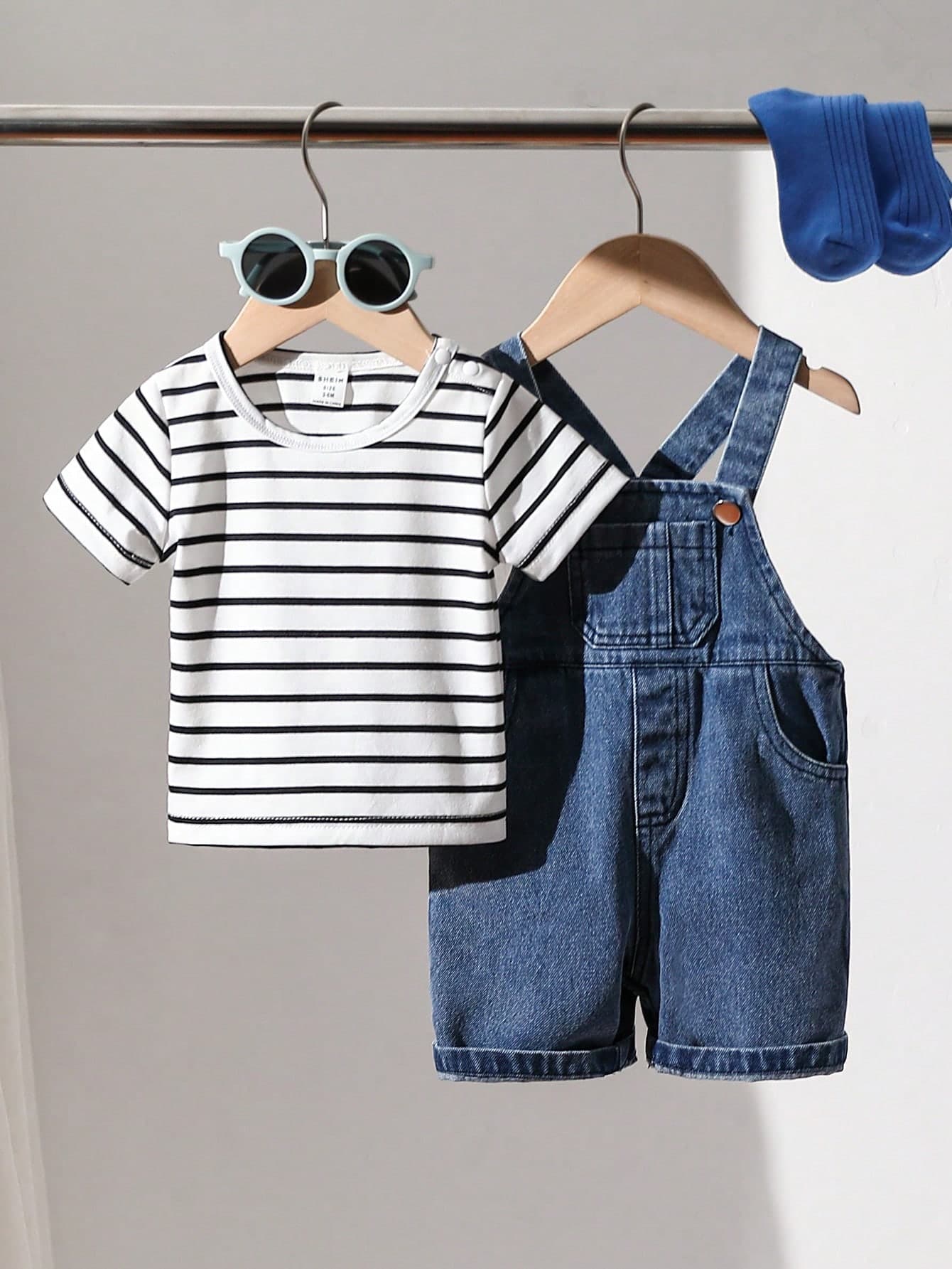 SHEIN Playful Pals Baby Boys' Striped Printed Short Sleeve T-Shirt And Pocketed Overall Shorts Set