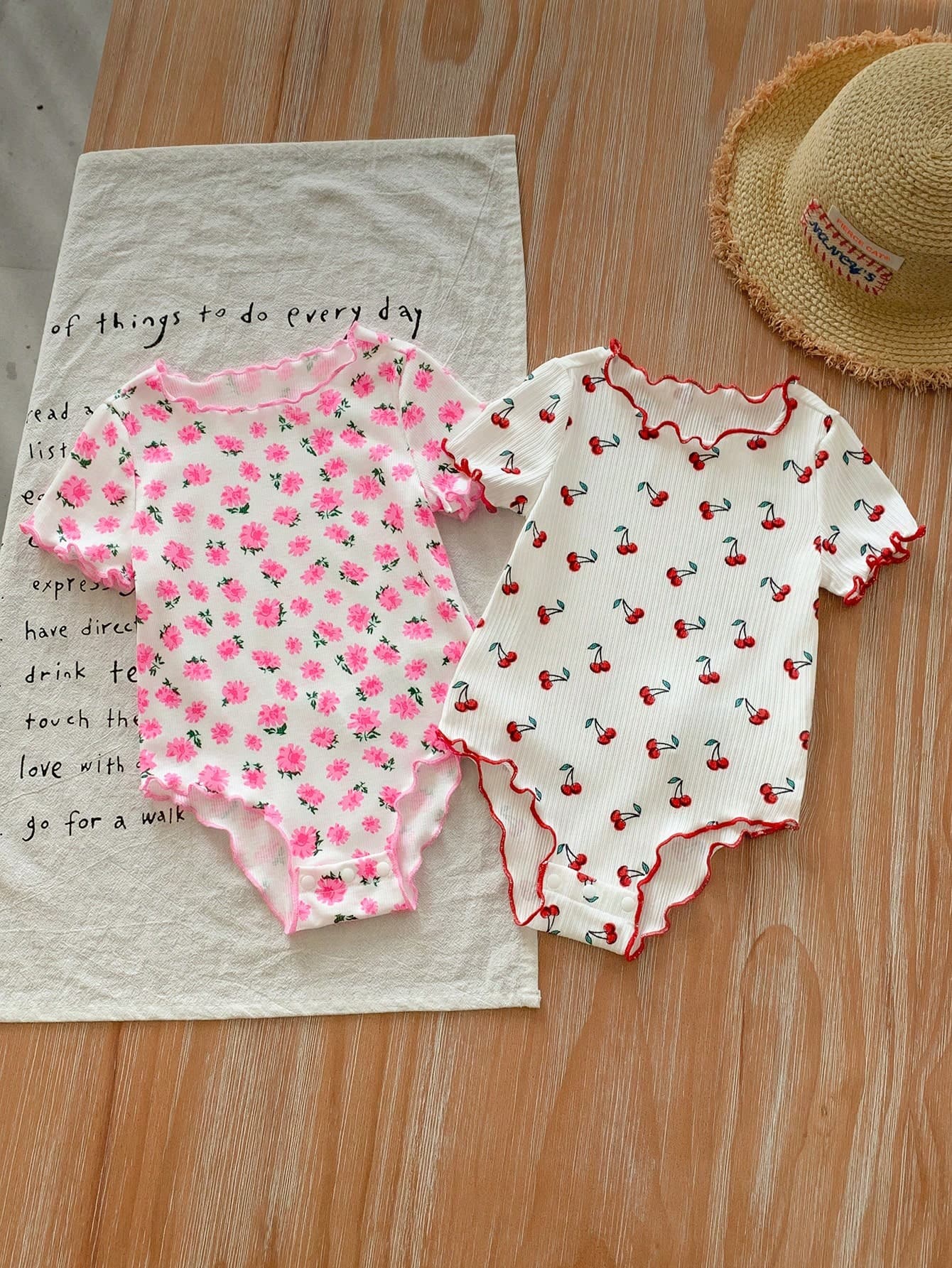 SHEIN LMoss Kids LMoss 2pcs Newborn Baby Girl Summer Cute Floral Cartoon Print Knit Elastic Snap-Up Short Sleeve Bodysuit Set