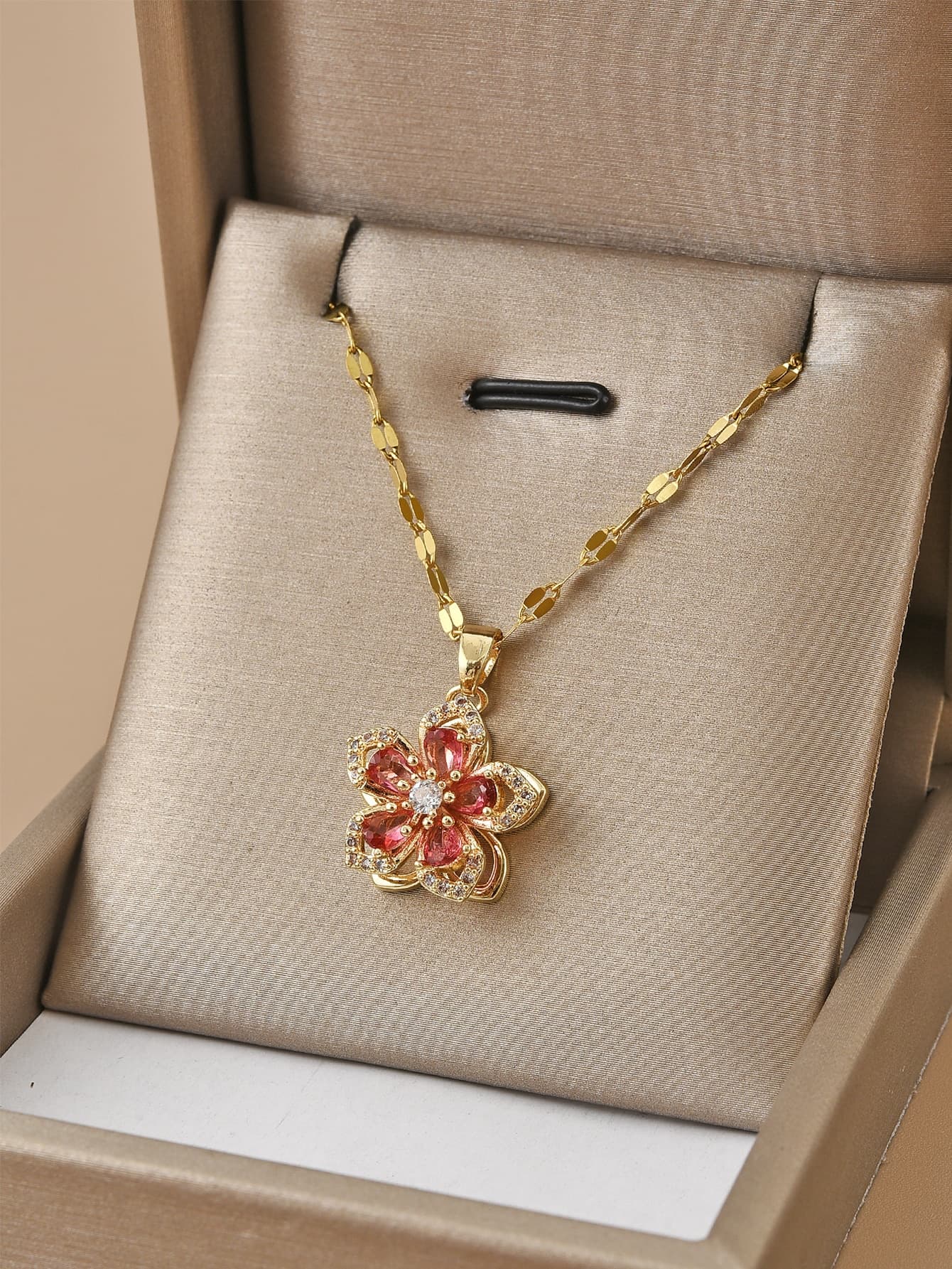 1pc Stainless Steel 5-Petal Rotating Flower Necklace, Suitable For Women's Daily Wear, Women's Gold Color Necklace, High-Quality 18K Gold Necklace, Women's Jewelry Necklace, Halloween Gift, Christmas Gift, Women's Accessory