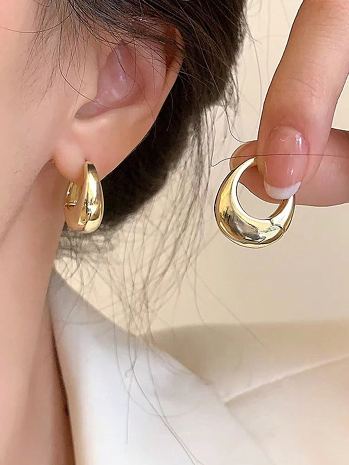 1 Pair Of Elegant & Charming Round Earrings With 0.03Microns Thick 18k Gold Plating On Copper