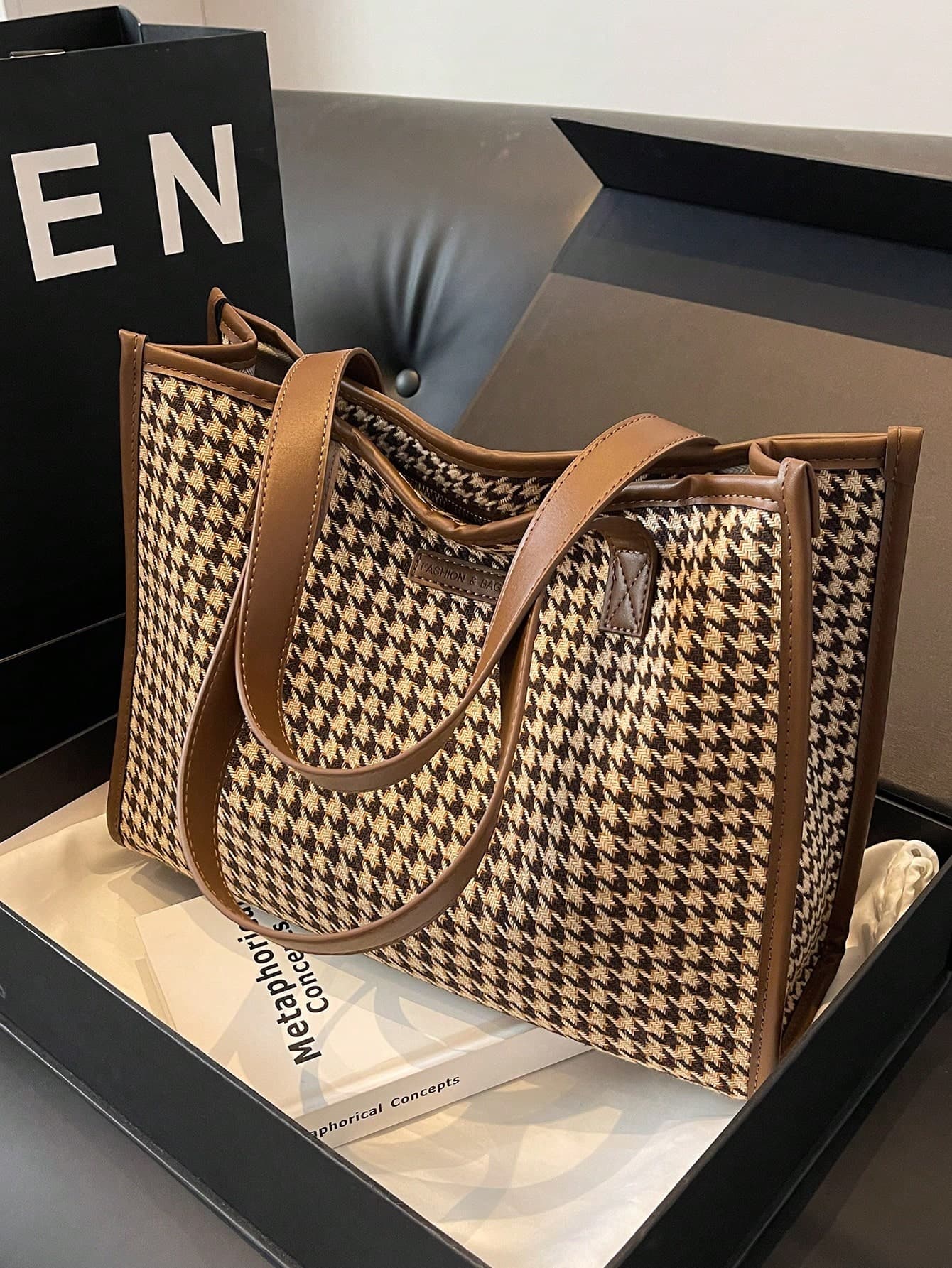 Houndstooth Pattern Large Tote Bag For Women, Stylish & Simple Design, Versatile For Commuting And Going Out, Shoulder BagSchool Bag,Back To School Backpack,Large Capacity,Lightweight,Portable,Business Casual, Suitable For Teen Girls Women College Students,Rookies & White-Collar Workers, Perfect For Back To School,College,Middle School, High School,Work, Business, Commute, School Supplies, School Handbag, School Tote Bag, School Bookbag, Back To School Bags, Waterproof, Foldable, Classic Casual, First Day Of School, Shopping, Tote Bags For Women, College Essentials