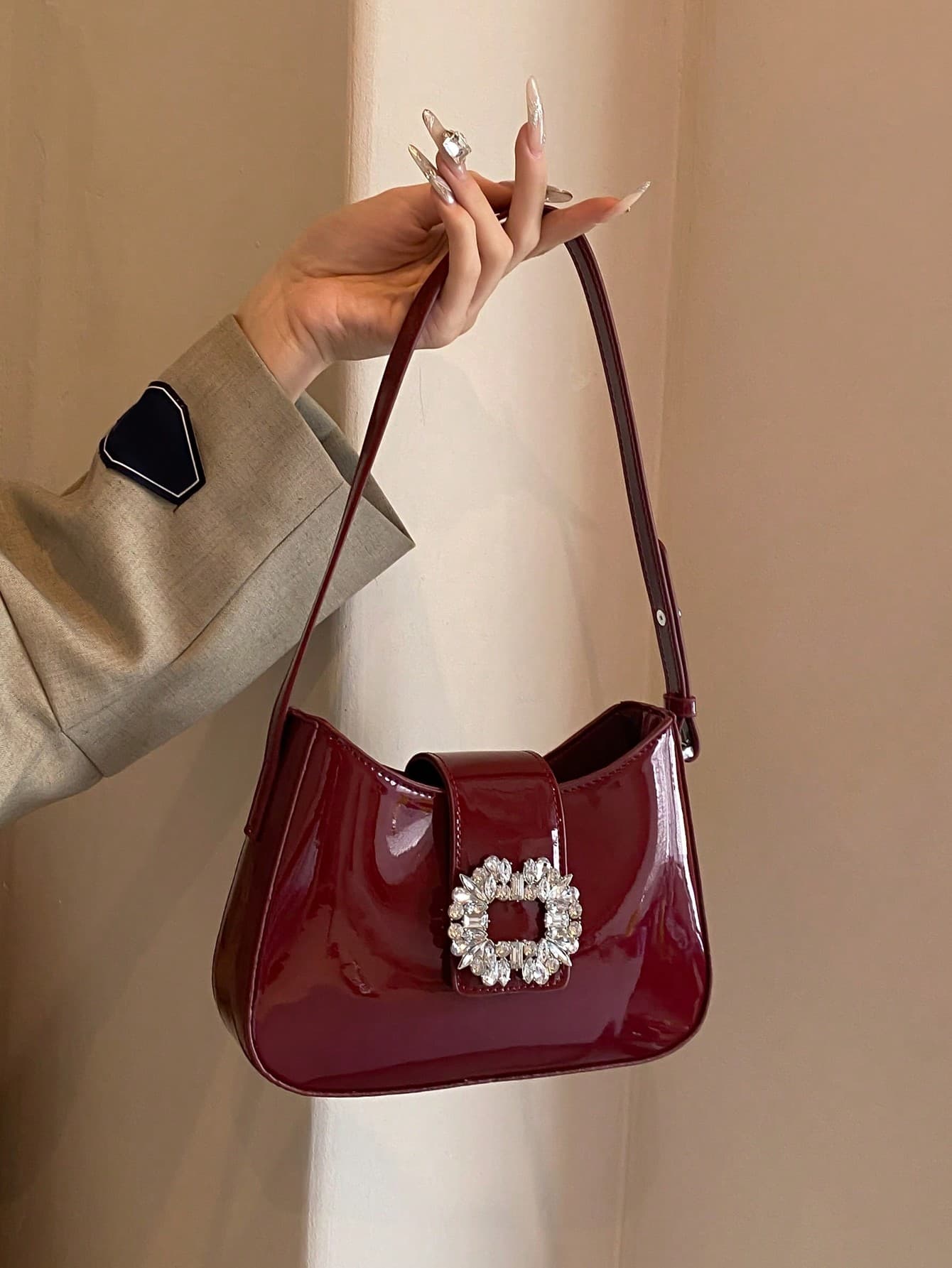 Vintage Simple Commuter Style New Wine-Red Shiny PU Leather Handbag With Adjustable Shoulder Strap, Women's Sparkling Rhinestone And Metal Decoration Crescent-Shaped Shoulder Bag, Suitable For Formal Occasions Such As Parties, Weddings, Gatherings, College Students, Back To School, Campus, Business Trips, Travel, Fashionable Burgundy Bag , Red Bag , Burgundy Bag, Old Money