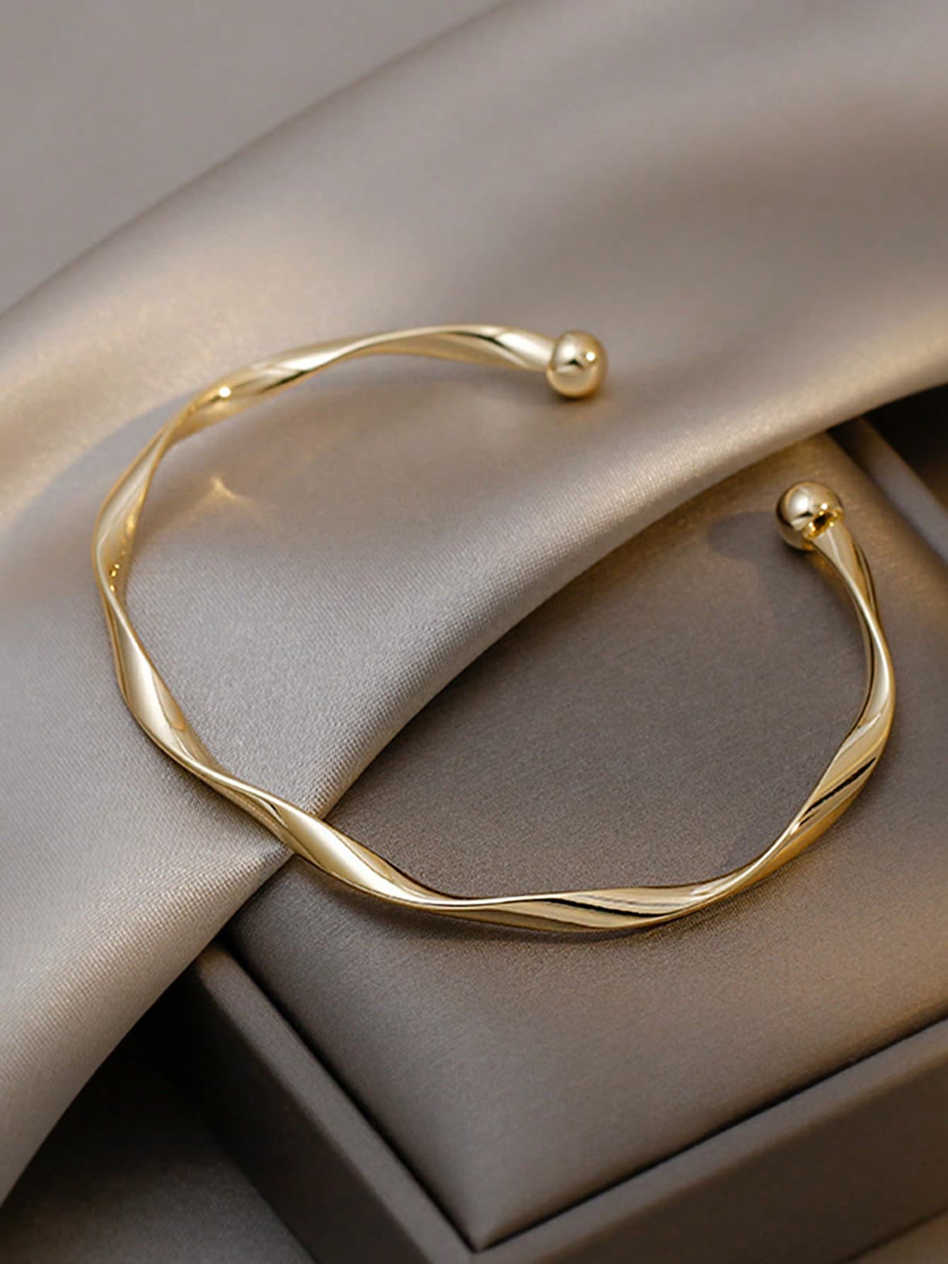 1pc Minimalist Chic Textured Gold Color Bracelet, Fashion Elegant Fresh And Simple Design For Women