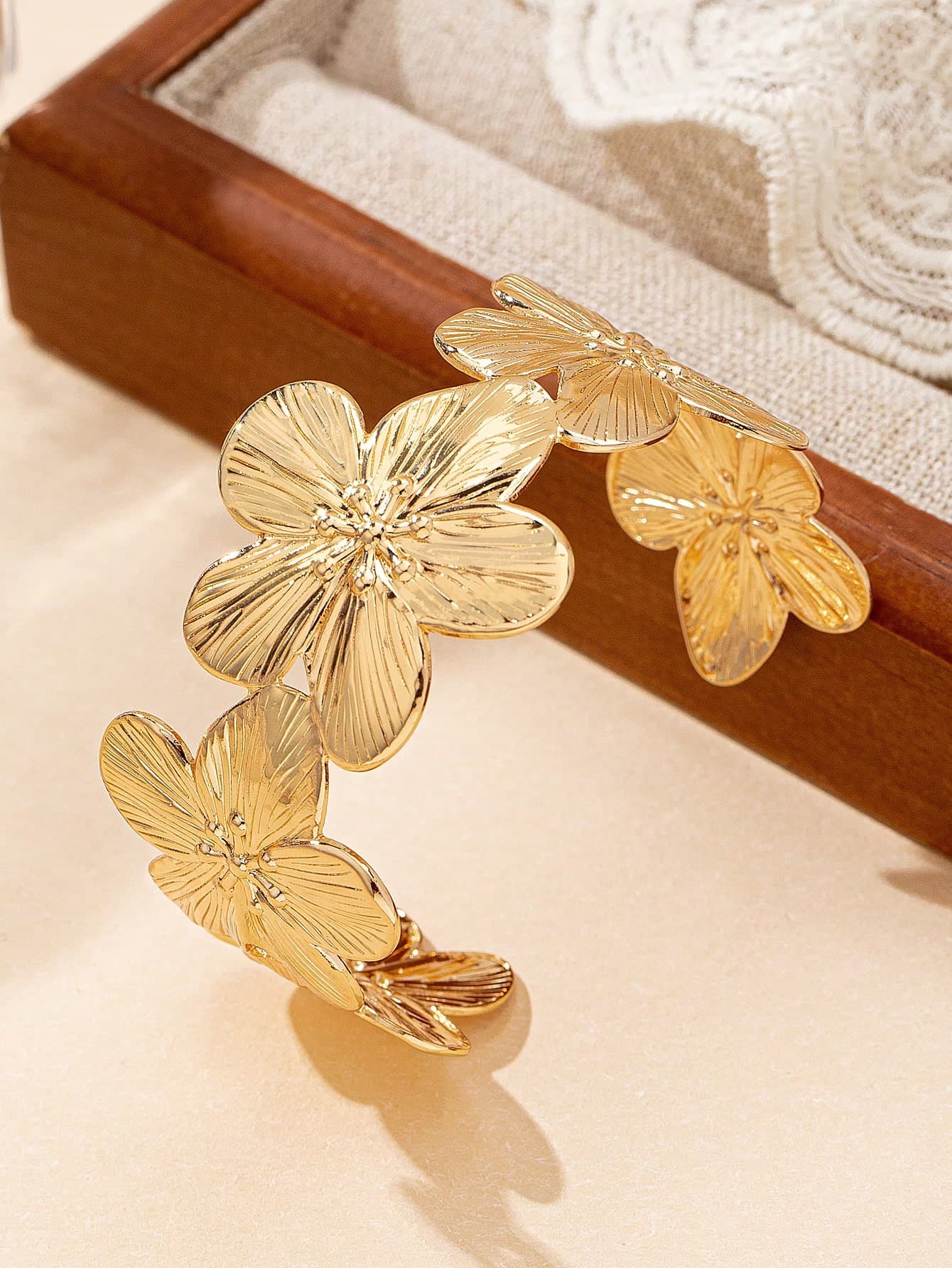 1pc Fashionable Gold-Plated Rose Shaped Bracelet, Suitable For Party, Gift-Giving, Daily Wear