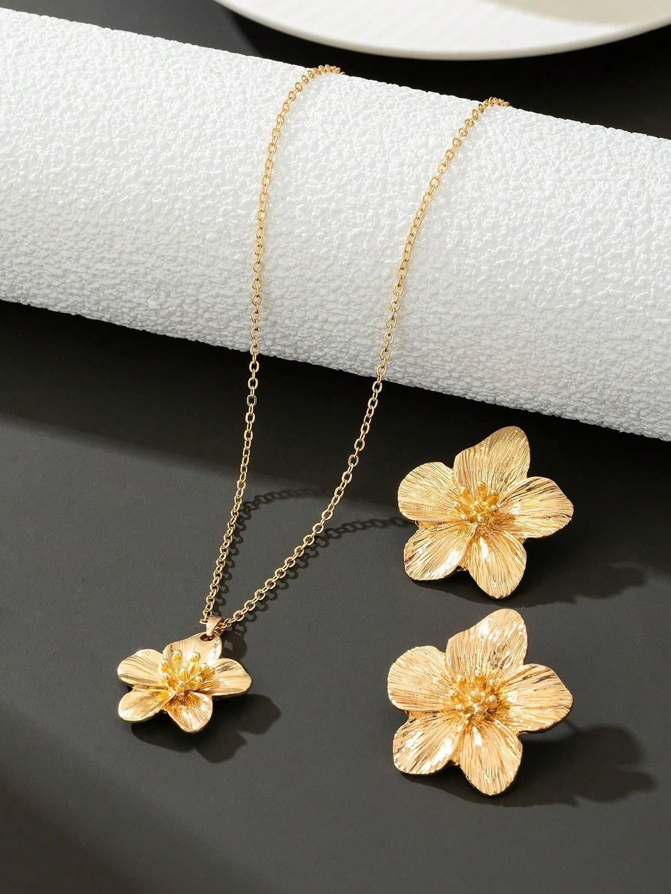 1pc Gold-Tone Floral Pendant Necklace & 1 Pair Earrings Jewelry Set For Women