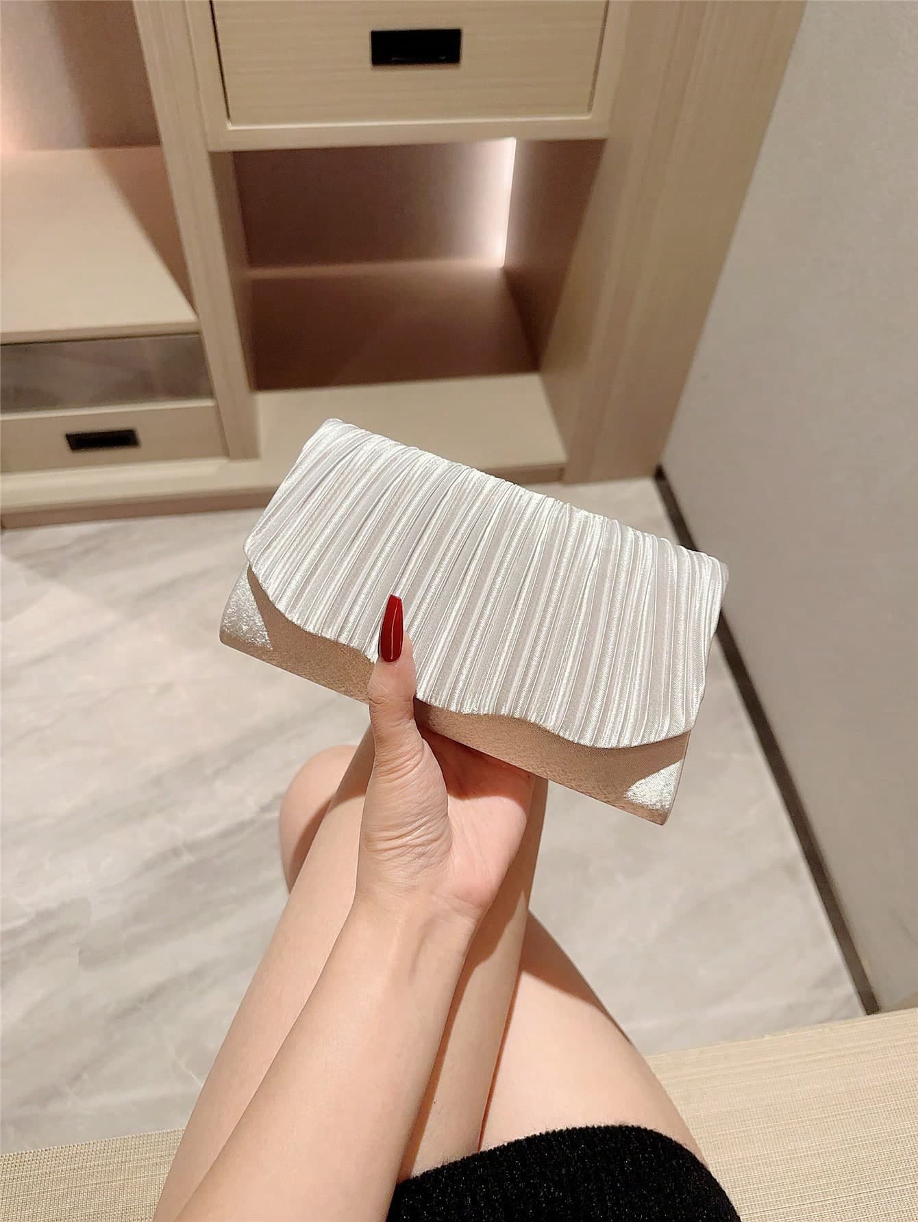 1pc Classic Pleated Satin Design Formal Evening Dress Party Clutch Bag, Elegant For Prom, Wedding, Ball Dance Envelope Chain Bag, Tready Party Bags,Perfect For Party, Wedding, Prom, Dinner/Banquet, Essential Wedding Items,Perfectly Matching With Graduation Dress, Prom Dresses, Perfectly Matching With Prom Dresses For Women, Prom Accessories,Sequin Dress Women,Sparkly Dress,Elegant Dresses For Women, Elegant Prom Bag, Perfectly Matching With Bridal Party, Best Choice Elegant Bag For Bridal Shower, Clutch Bag For Wedding ,Wedding , Sequin