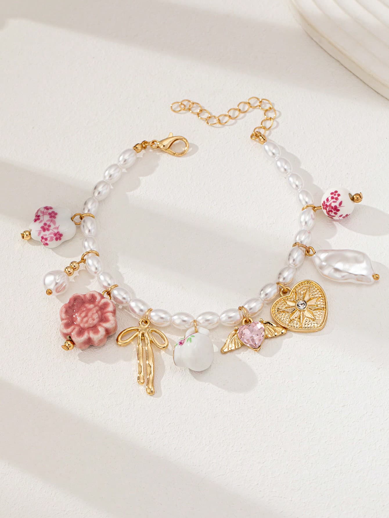 1pc Ceramic Bow & Heart Pendant Beaded Bracelet, Faux Pearl Strand Bracelet, Basic Beaded Pendant Bracelet, Suitable For Women, Valentine's Day, Mother's Day Gift