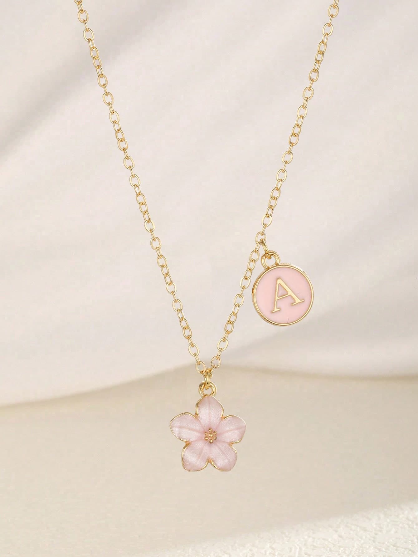 1pc Sweet Fashion Five-Leaf Flower & Letter Dual Pendant Necklace, Suitable For Children, Girls, Family, Friends, New Year Jewelry Gift, Daily Decoration