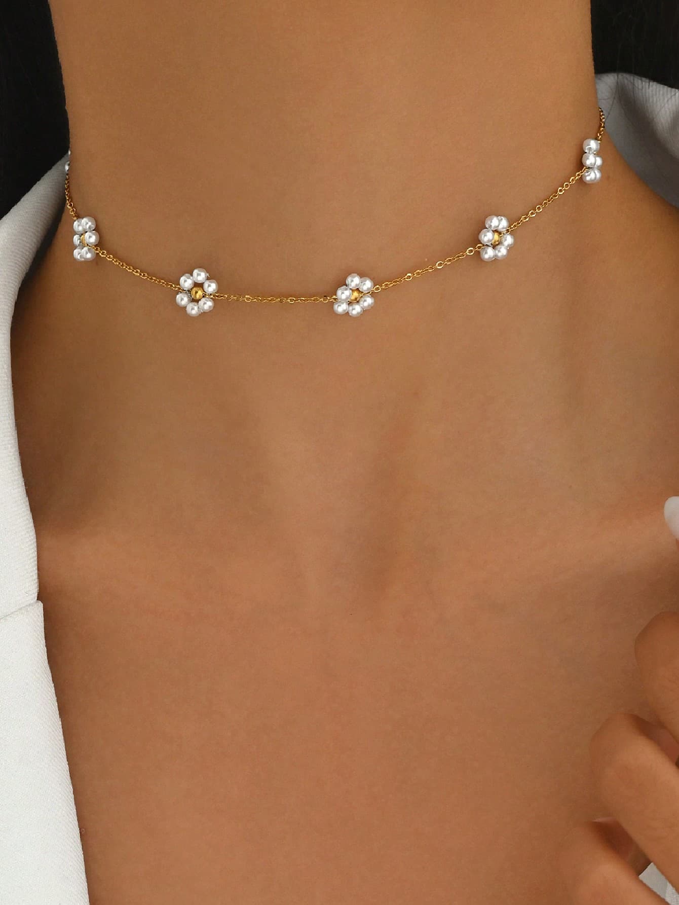 1pc Elegant White 6-Petal Flower Pendant Necklace With Gold Tone Chain, Floral Jewelry For Daily Wear, Vacation, Party, Date