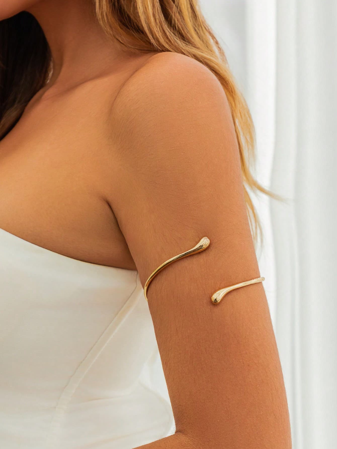 Simple And Stylish Open Cuff Bracelet With A Gold Circle Ring And Metal Teardrop Chain Suitable For Women To Wear Daily, For Travel, Parties, Gatherings, Banquets, And Dancing.