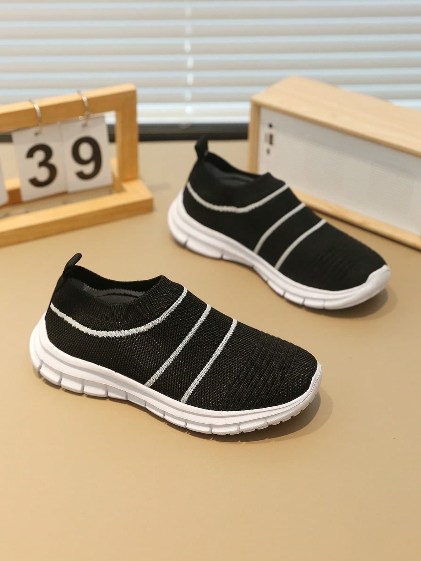 1 Pair Girls' Knitted Design Flat Breathable Slip-On Casual Children Sport Shoes, Suitable For Spring And Autumn
