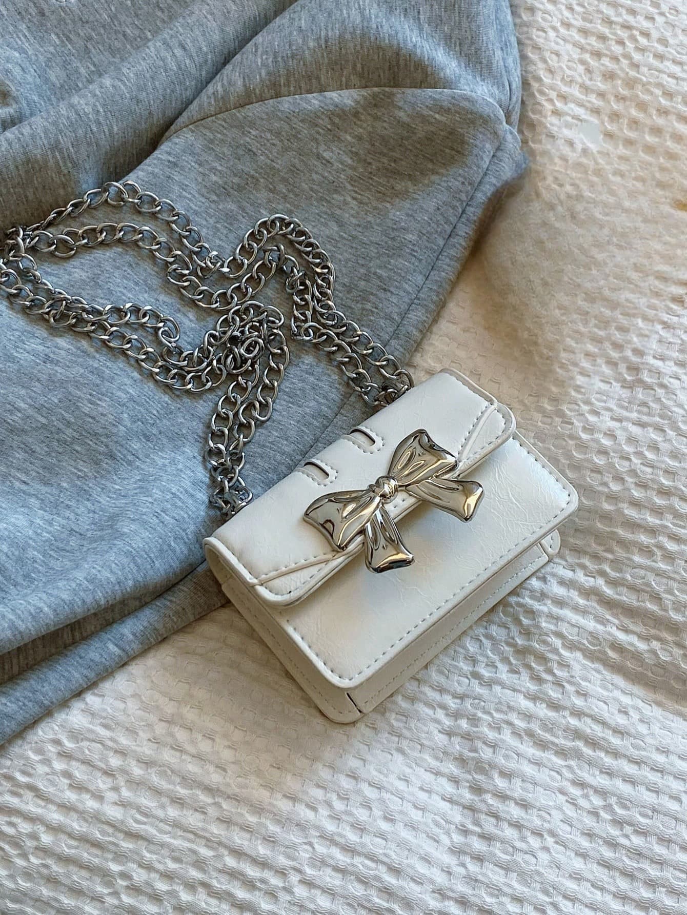 New Autumn/Winter Fashion Mini Square Bag, Bowknot Metal Decor, Flap Design, Dual Metal Chains, Compact & Lightweight, Minimalist Versatile, Suitable For Women's Casual Daily Use And Students, Can Also Be Used As A Coin Purse