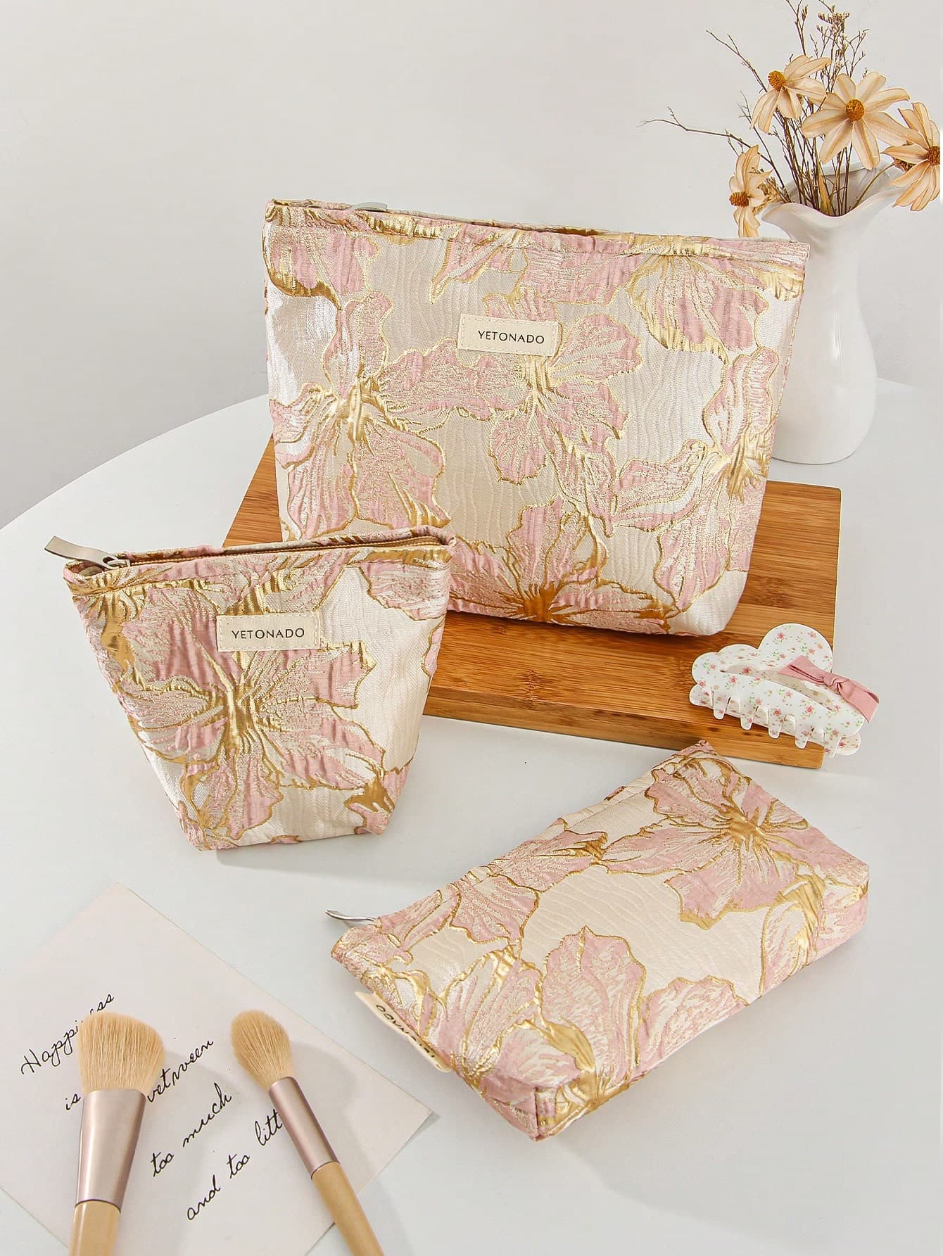1Pc Gold Floral Pattern Large Capacity Cosmetic Bag , Women Make Up Bag ,Cosmetic Organizer Handbag Bath Shower Wallet Pouch Portable Cosmetics Brush Storage Clutch With Zipper Closure For Lipstick, Brush, Skincare, Mobile Phone, Coin, Small Items, For Home, Travel, Vacation And School Use,Makeup Bag Makeup Pouch ,As Wedding Bridesmaid Gifts,Mom Gifts,Birthday Gifts,Gifts For Friends And Teachers