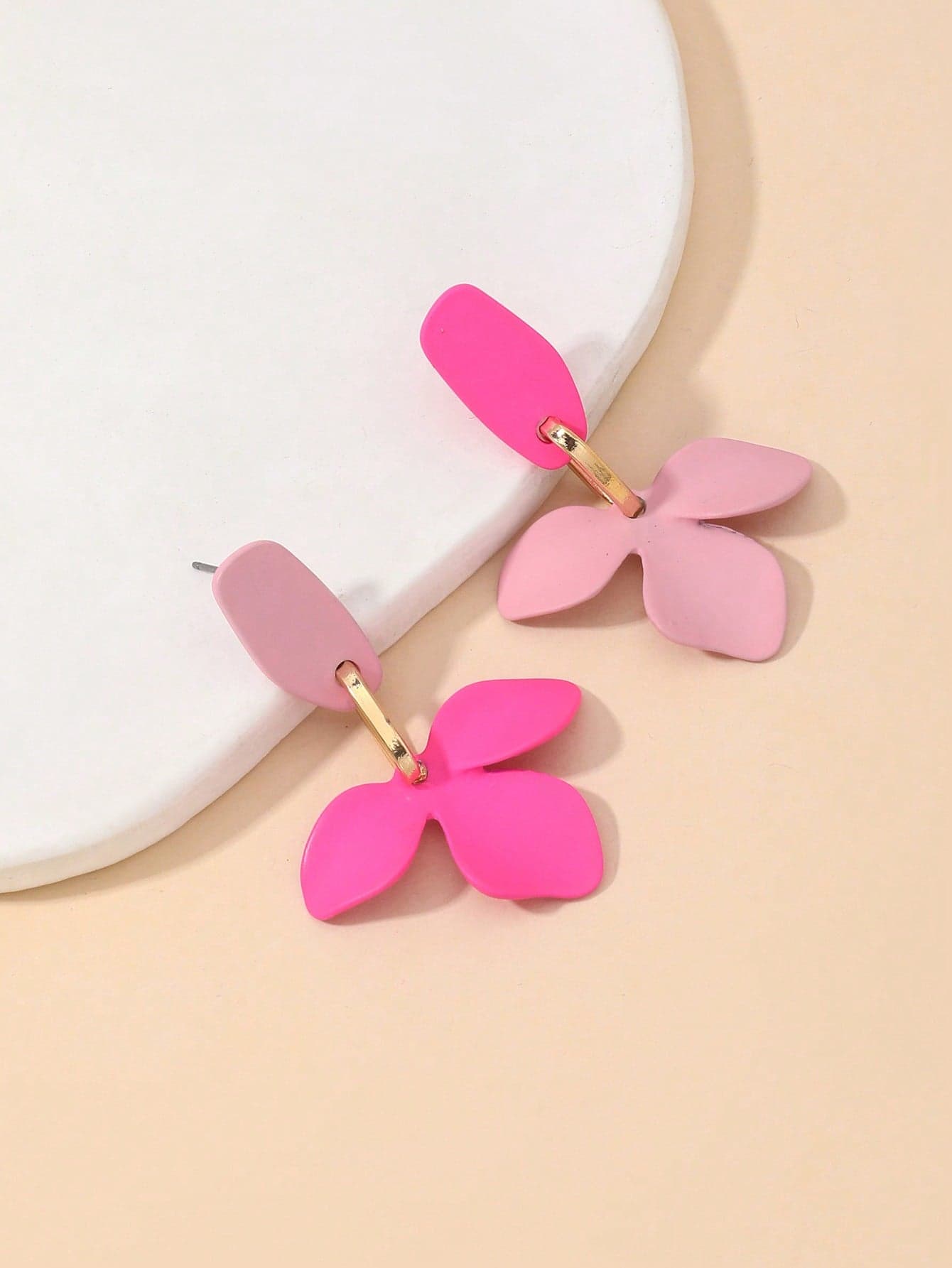 1 Pair Elegant Petals Design Drop Earrings With High-End Look