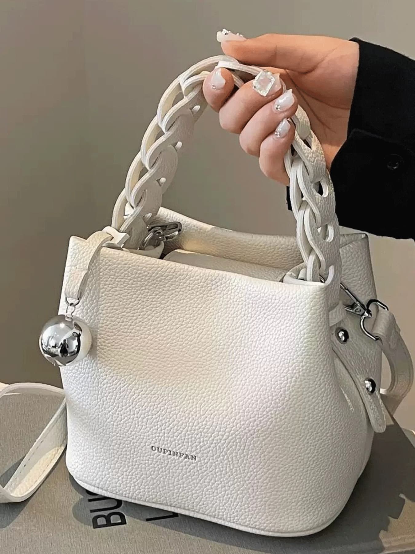 DAZY Mini Fashion Joker Pu Waterproof Fabric, Letter Pattern Design, Metal Pendant Decoration Design Portable Square Bag, Preparation Of Portable Elegant Handbag, Business Commuter Bag, Suitable For Work, High-End Fashion Bag, Suitable For Daily Commuting And Parties.