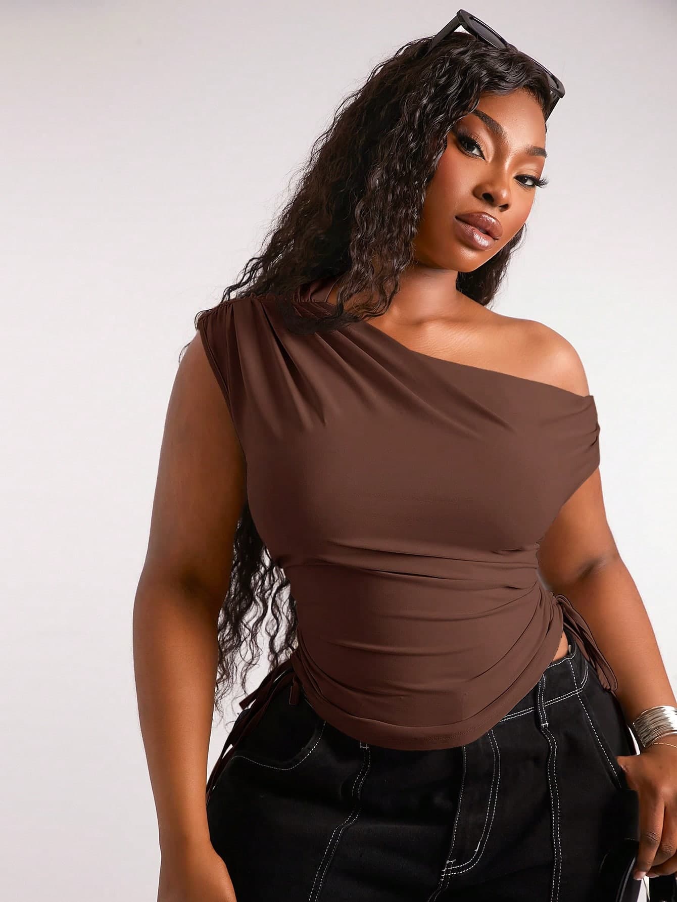 SHEIN SXY Plus Size Women's Chocolate Brown Summer Asymmetrical Shoulder Ruched Waist Crop Top Tee,Girlism Night Tops, Slim Fit Casual Streetwear