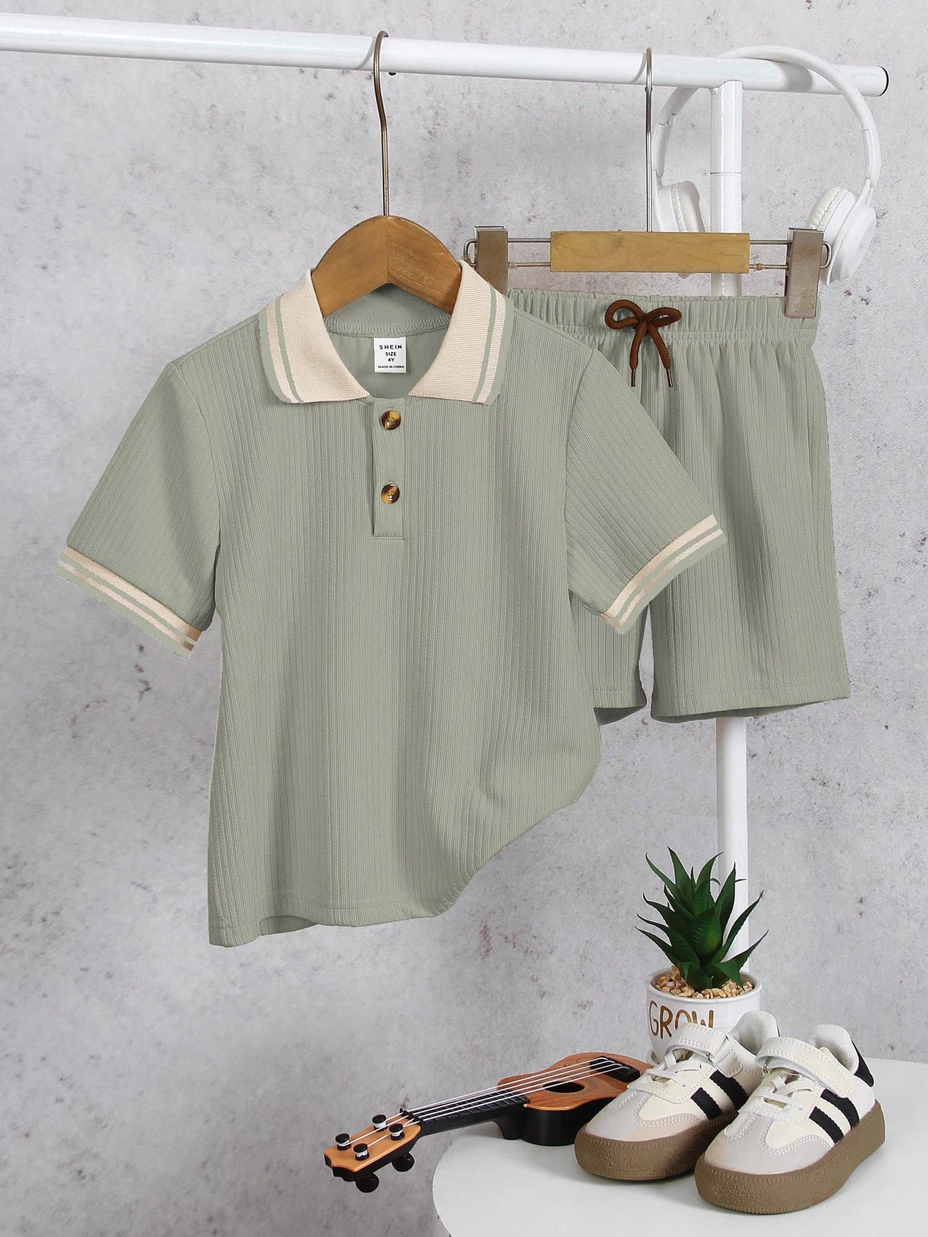 SHEIN 2pcs/Set Young Boy Textured Polo Shirt And Pants,Contrasting Trim Collar,Summer Back-To-School Fashion Outfit For Kids Aged 4-7,Casual School Wear