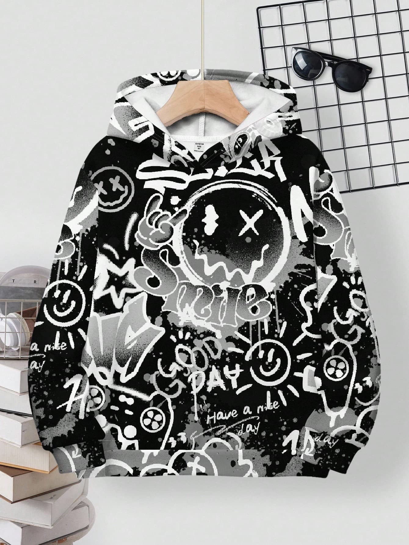 SHEIN Teen Boy Casual Minimalist Cartoon Pattern Drop Shoulder Sweatshirt, Suitable For Autumn/Winter Teen Boy Graphic Sweatshirts Black And White Graffiti Fall