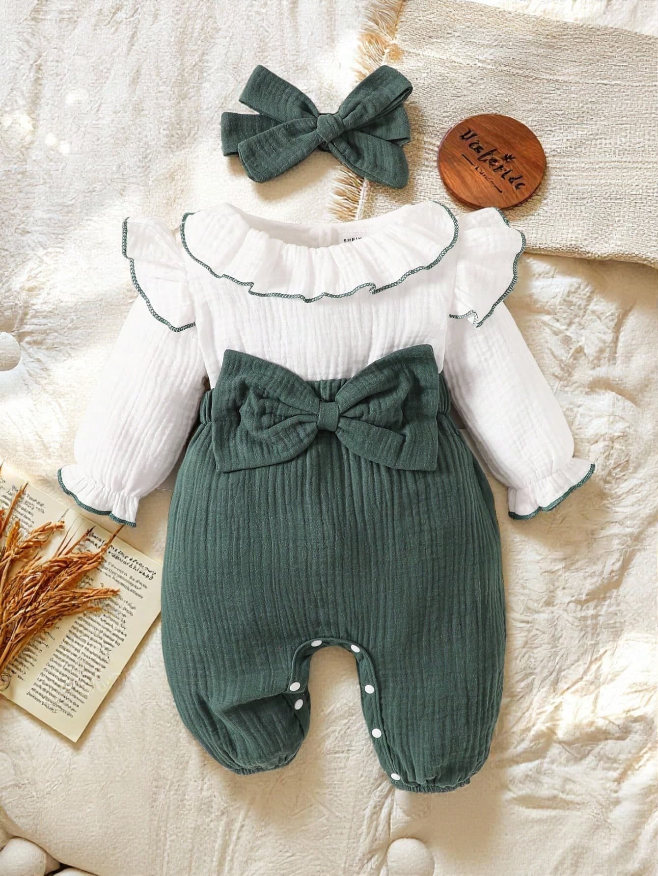 SHEIN Vintaside Kids Baby Girls' White Layered Ruffle Collar Long Sleeve Dark Green Bow Jumpsuit With Headband Cute Autumn Family Matching Patchwork Minimalist Outfit