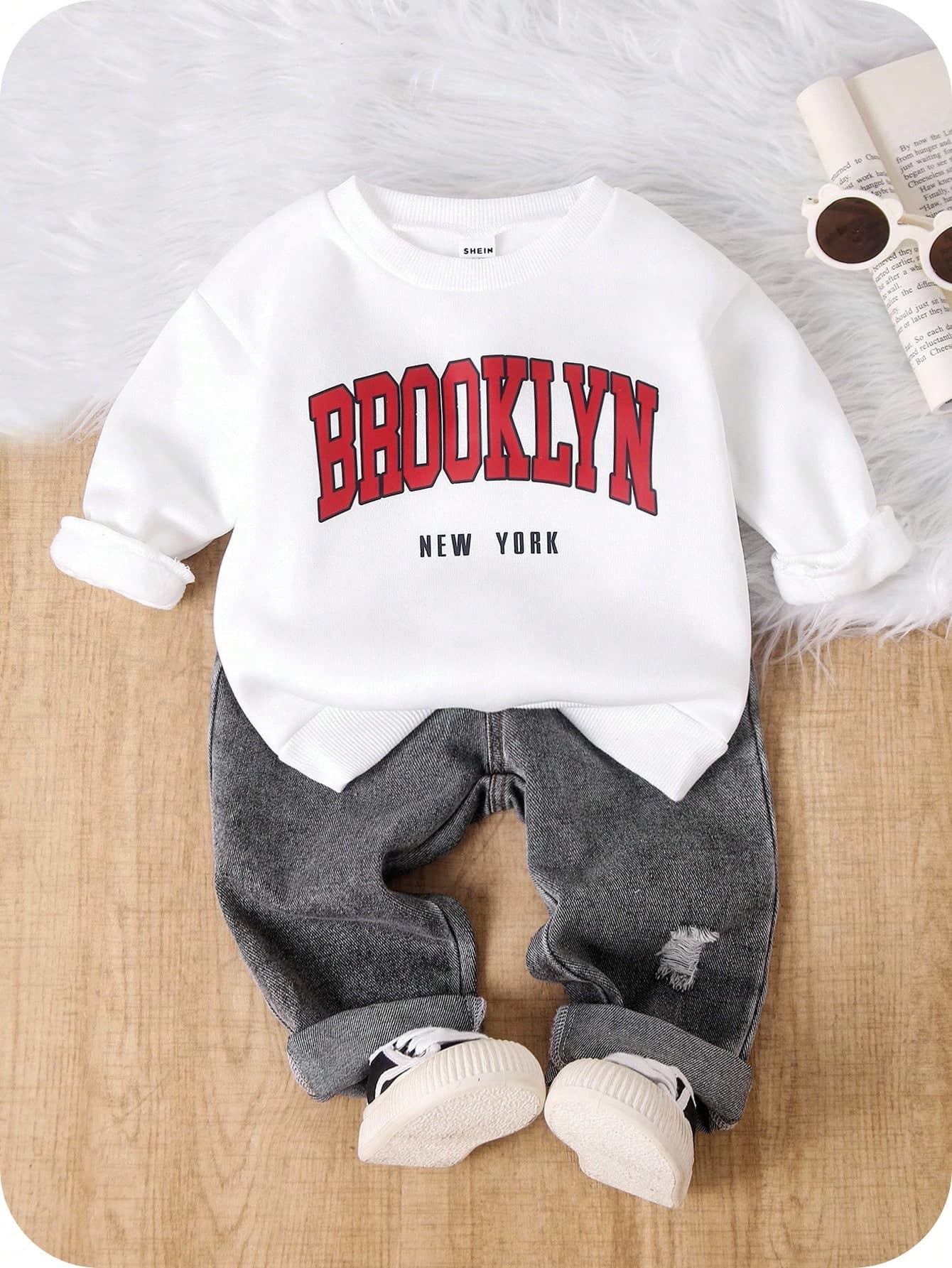 SHEIN Baby Boy Toddler 2pcs Outfit Set Red And White Brooklyn Pullover Knit Sweatshirt Top And Denim Pants Autumn Casual Page Boy Back-To-School Clothes