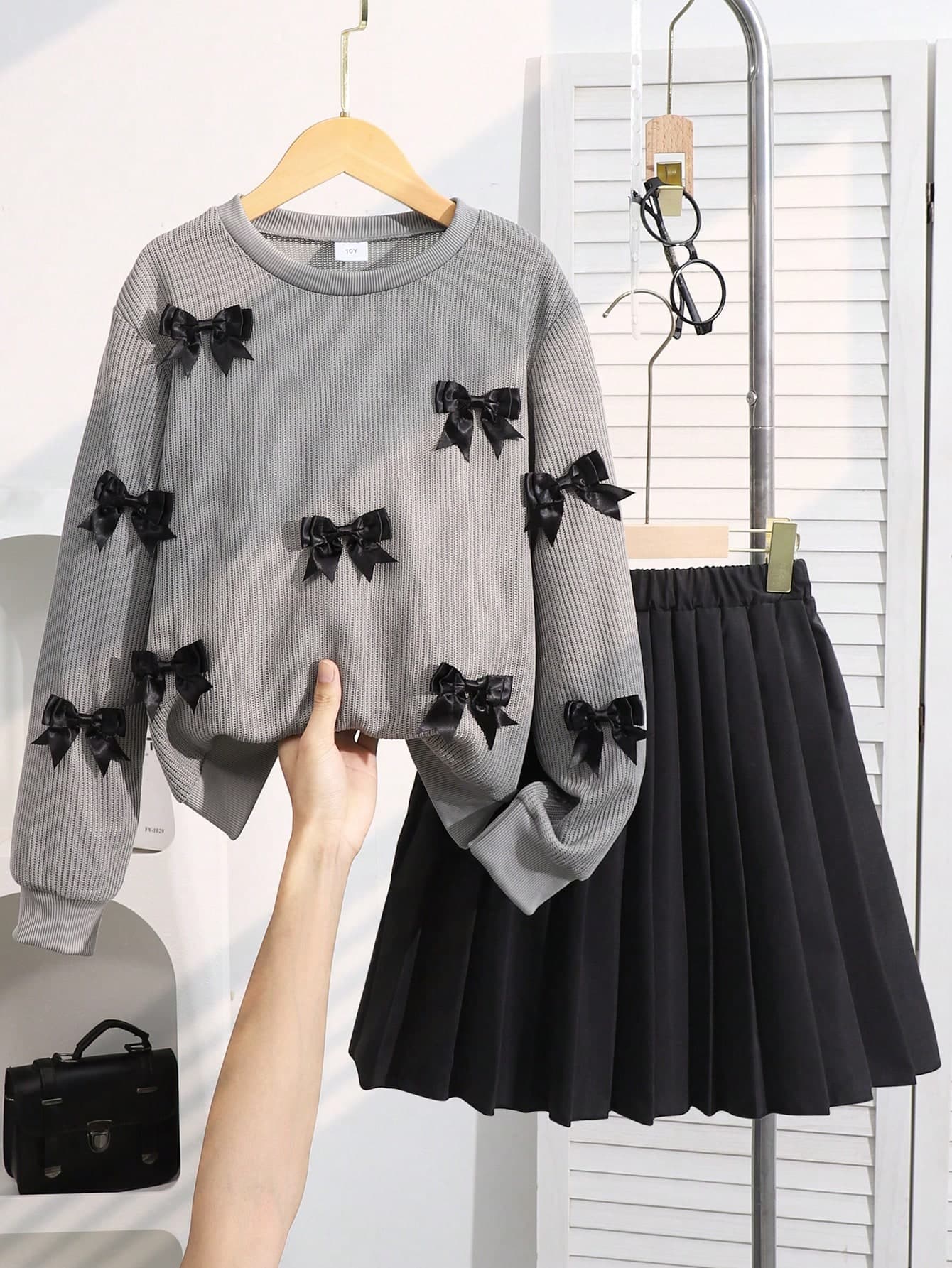 SHEIN 2pcs/Set Teenage Girl Sweet Cool Black Autumn Y2k Cute Back-To-School Outfit,Round Neck 3D Bow Sweatshirt And High Waist Pleated Mini Skirt