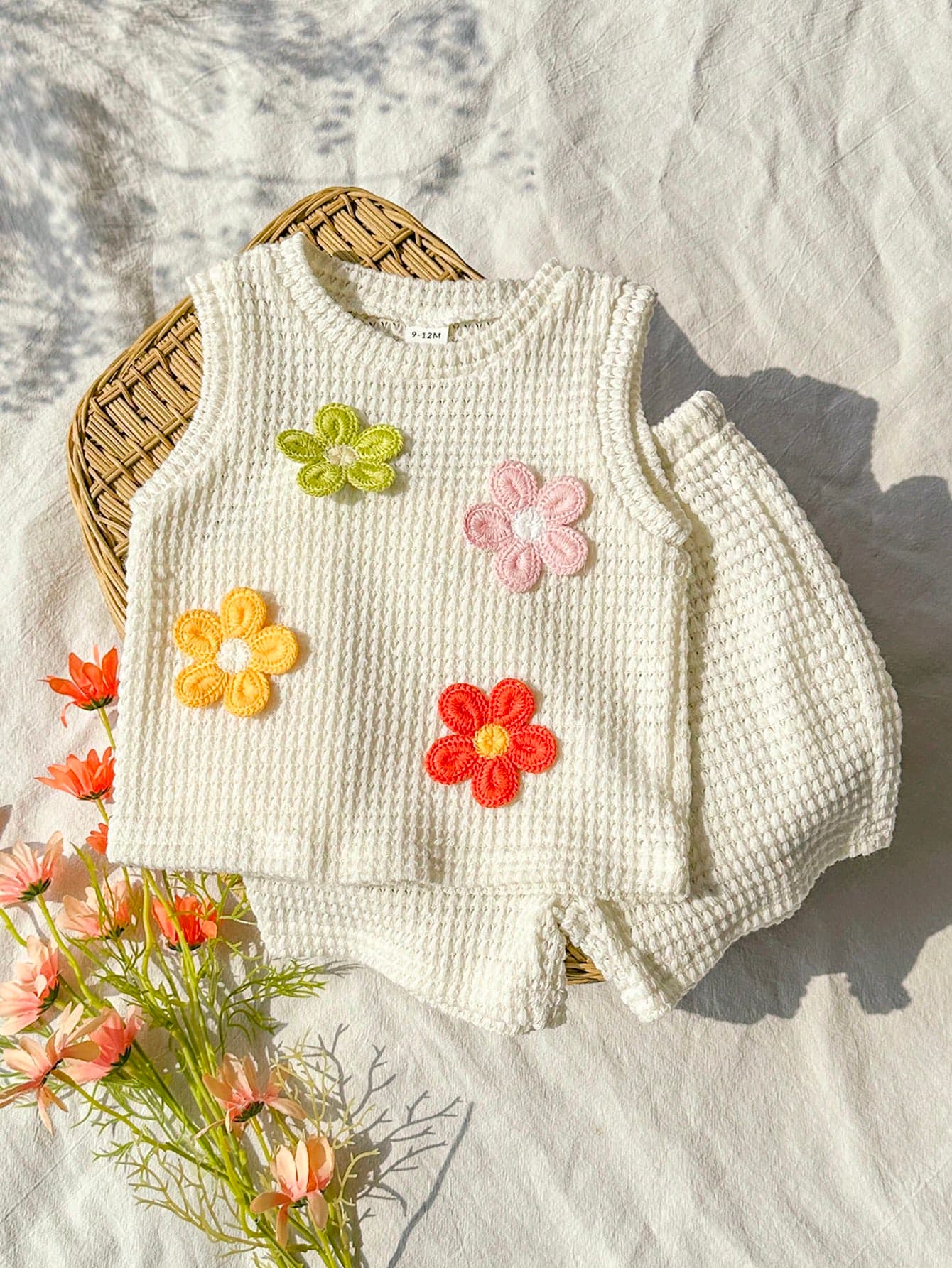 SHEIN Vintaside Kids Baby Girl Two-Pieces White Summer Cute Vacation Set,Beige Floral Jacquard Round-Neck Tank Top And Shorts,Suitable For Daily Outings,Picnics And Home