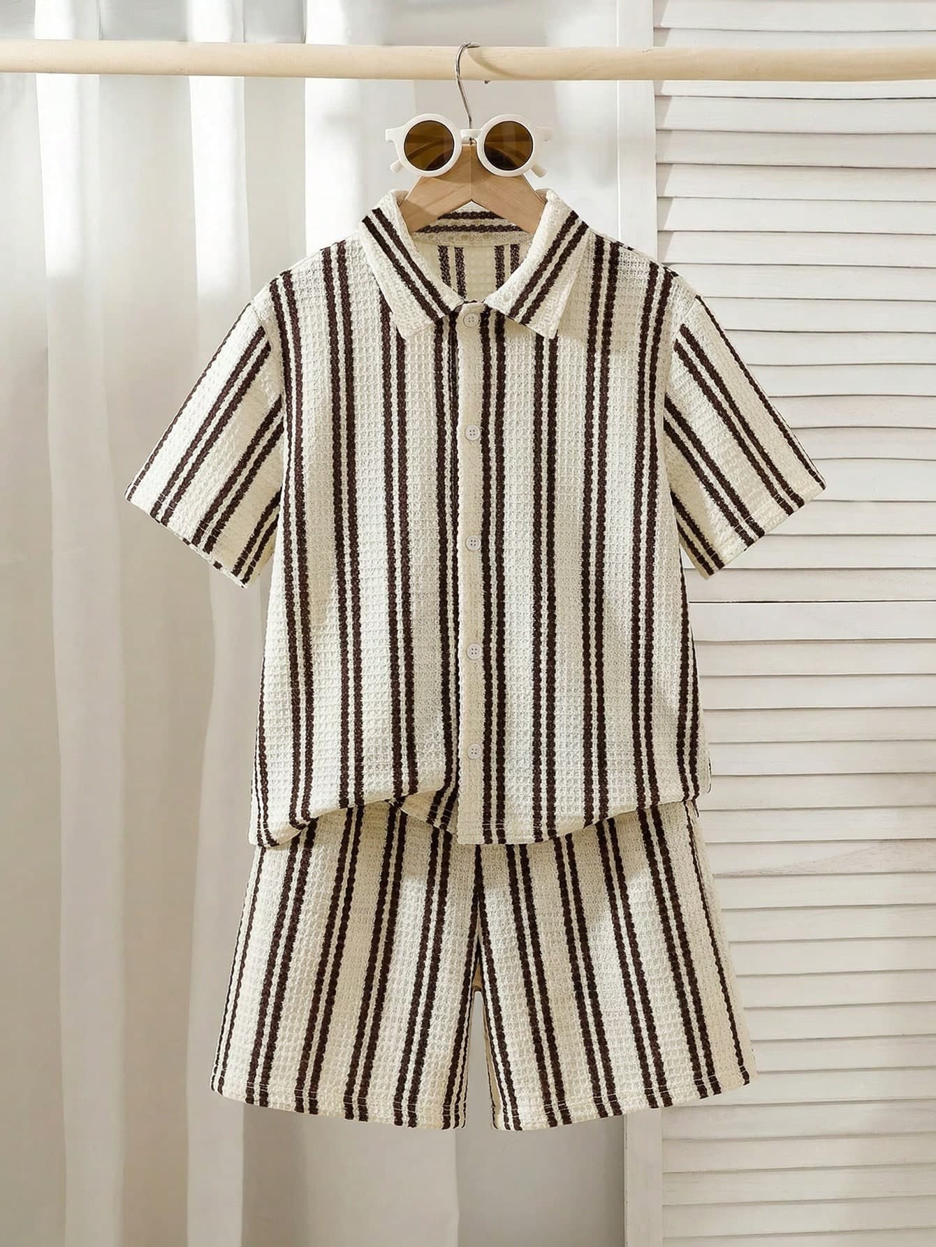 SHEIN Sparklyn 2pcs Tween Boy Knit Textured Vertical Stripe Short Sleeve Shirt And Matching Casual Shorts, Blended Fabric, Skin-Friendly Soft And Breathable.