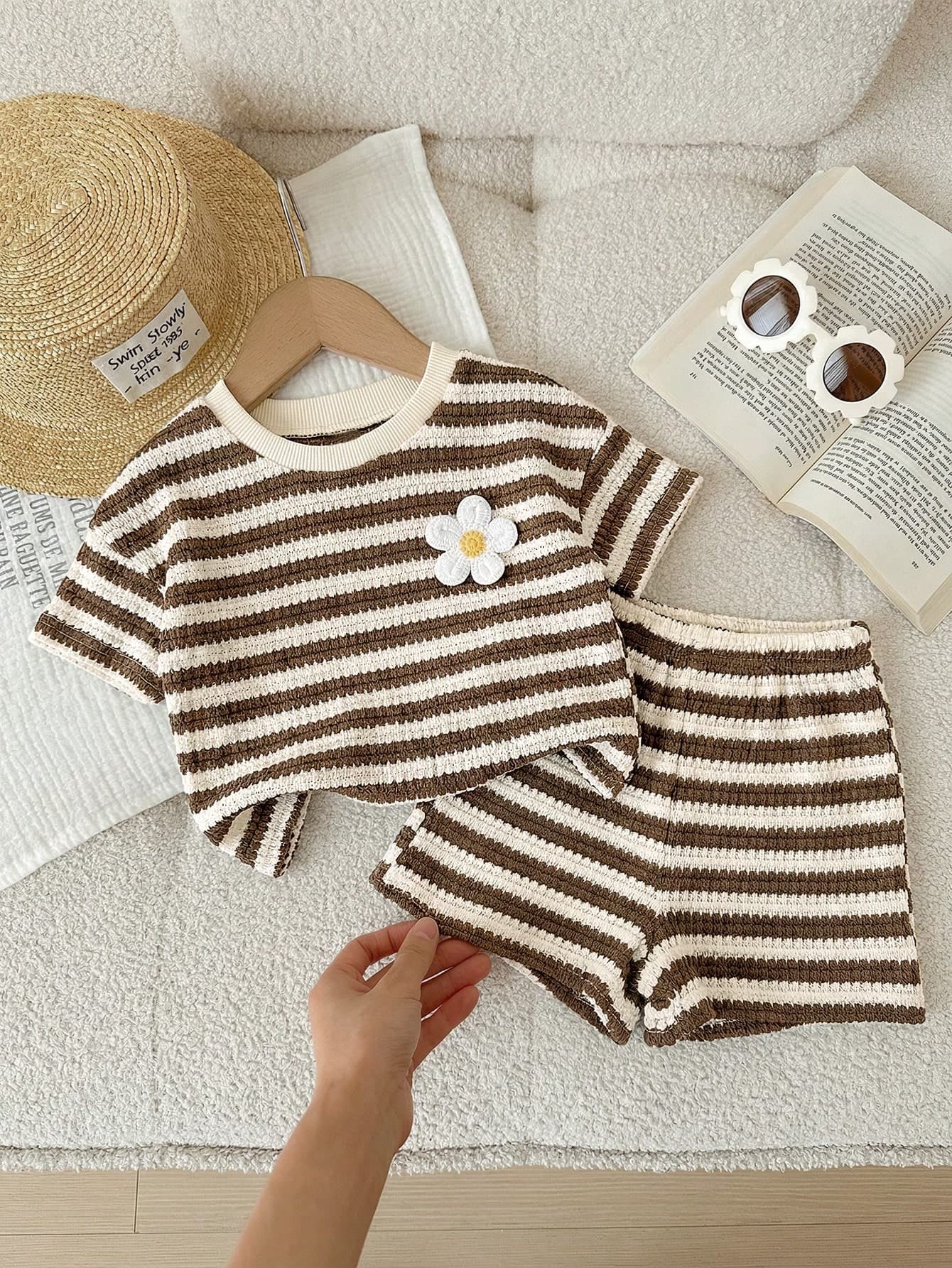SHEIN LMoss Kids LMoss Baby Girl Summer Casual Striped Floral Decor Short Sleeve T-Shirt And Shorts Set Brown Outfit Outfits Sets Flower 2 Pieces Clothes Matching