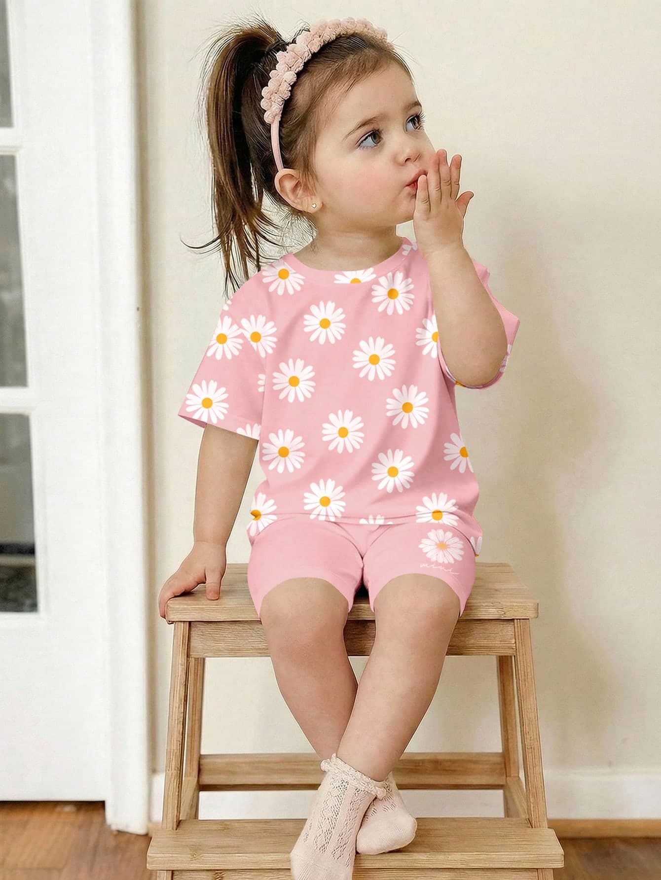 SHEIN Cute Baby Girl Pink Summer Daisy Floral T-Shirt & Cycling Shorts Set, Family Matching Bohemian Round Neck Short Sleeve Top, Soft Casual Outfits For Baby Girl
