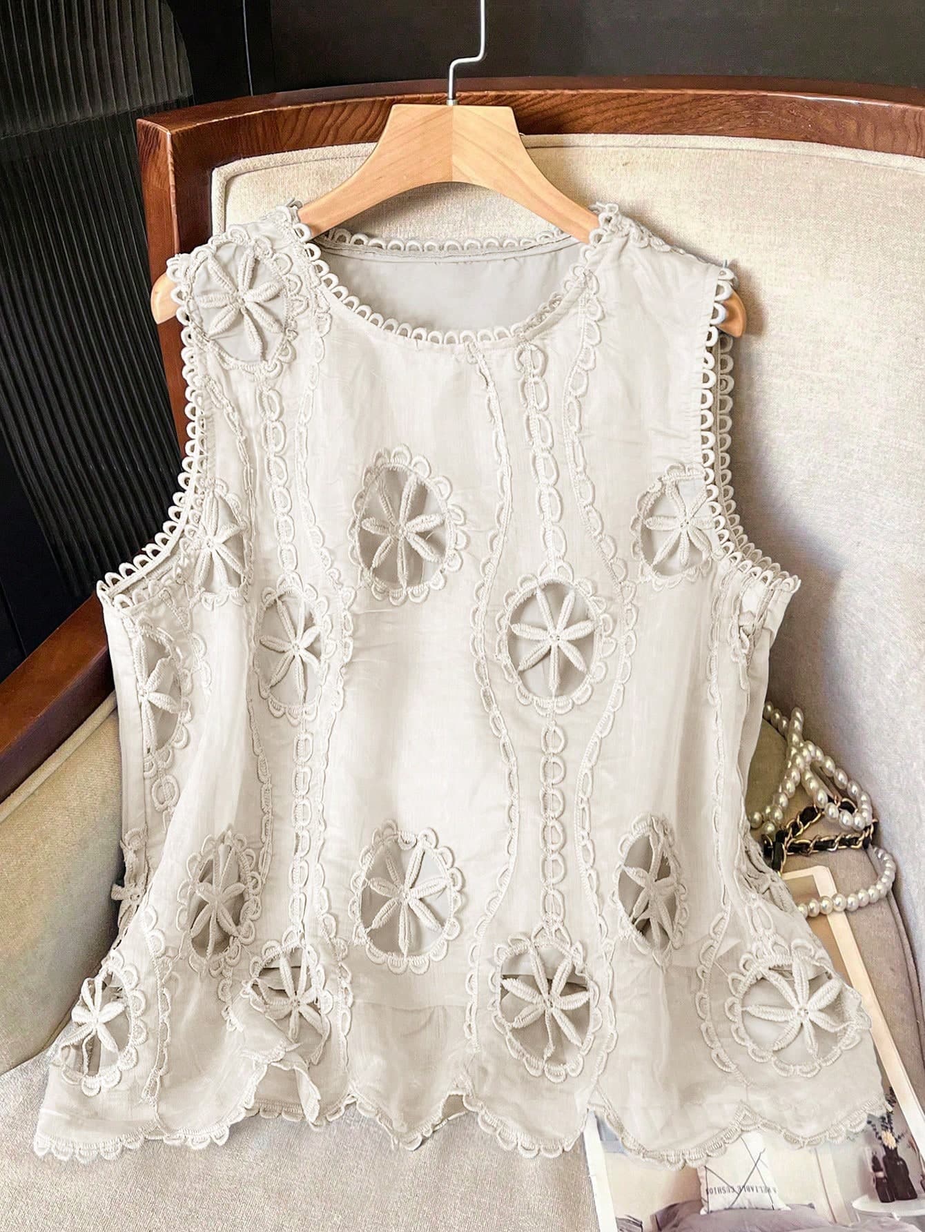 Lacomfia Women's Elegant Minimalist Round Neck Hollow Floral Plus Size Camisole