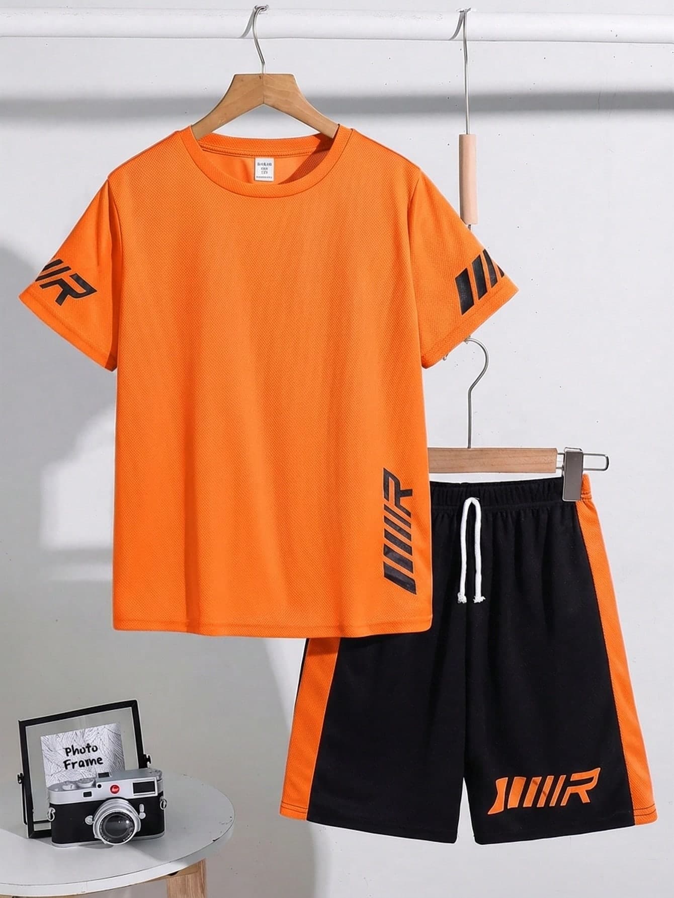 SHEIN 2pcs Tween Boy Splice Sports Textured Vertical Stripe Pattern Short Sleeve T-Shirt And Shorts Set