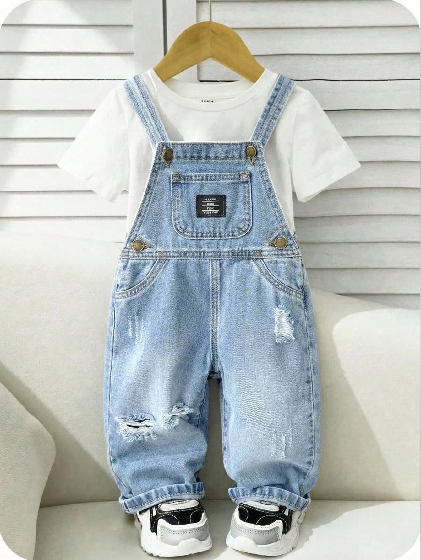 SHEIN Baby Boys Fall And Winter Street Style Distressed Casual Soft Cute Blue Denim Letter Patch Flap Pocket Loose Fit Baggy Jeans Overalls Romper ,New Product,Boys Back To School Clothes,Baby Streetwear Outfits
