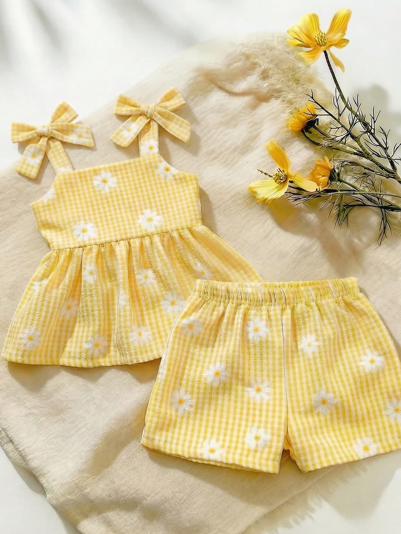 SHEIN 2pcs Baby Girl Toddler/Newborn 0-3Y Casual Everyday Cute Vacation Striped Bow Decor Camisole Top + Shorts Set, Spring/Summer