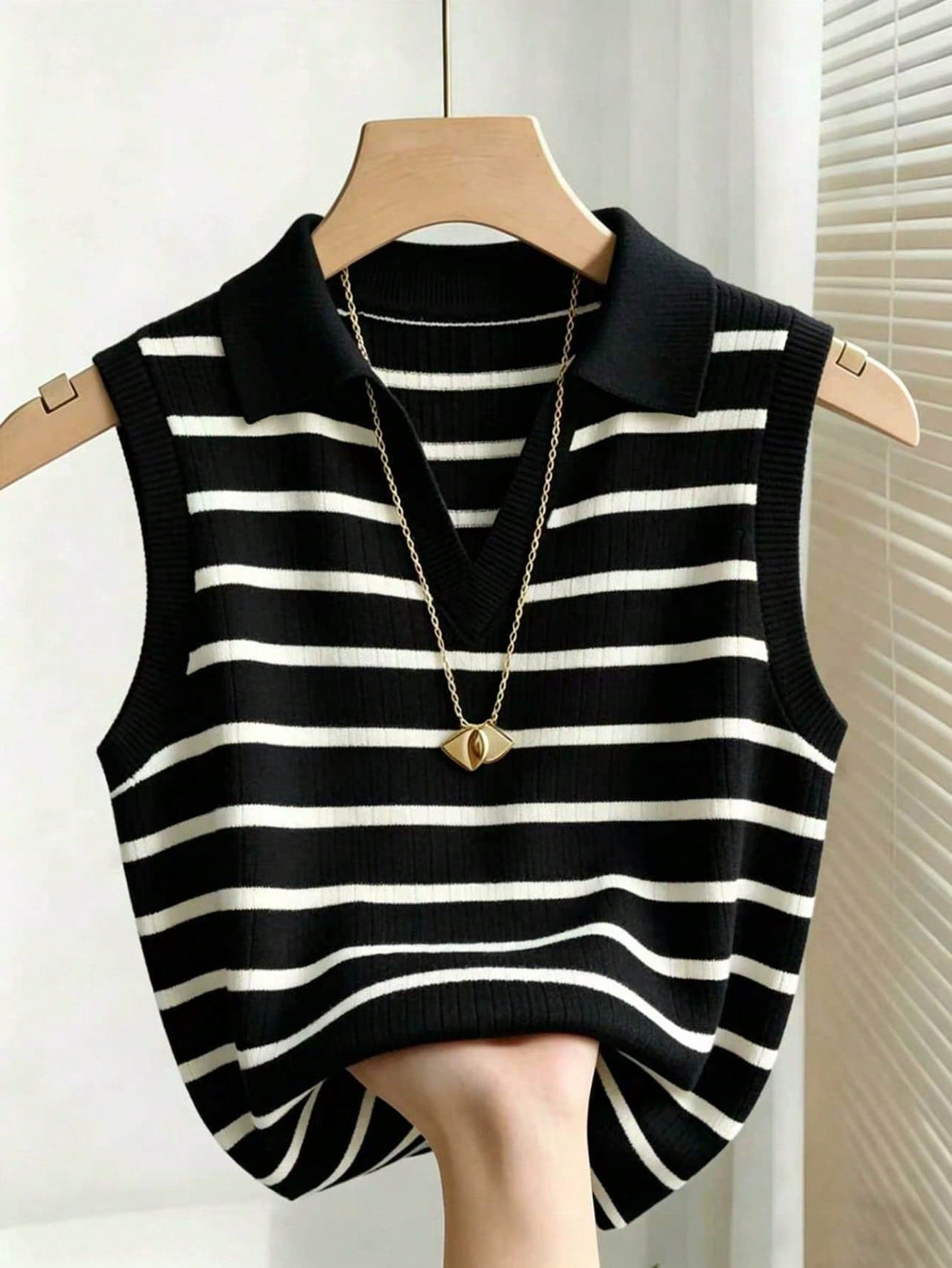 Franclia Women's Casual Elegant Knitted Collared Striped Vest