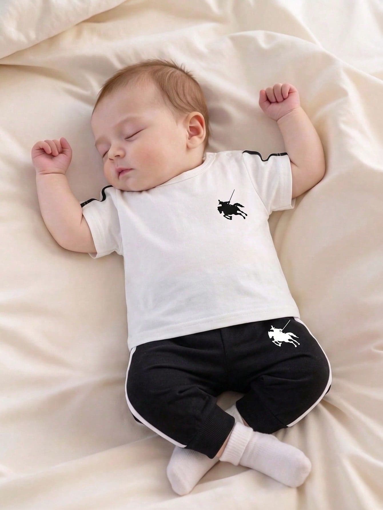 SHEIN 2pcs Newborn Baby Boy Sporty Outfit Set, Knit Fabric, White & Black Color Block, Short Sleeve Crew Neck Top With Knight Print & Contrast Trim, Drawstring Pants With Matching Print, Casual & Comfortable, Suitable For Outings, Photoshoots, Light Activities, Spring/Summer, 0-9 Months