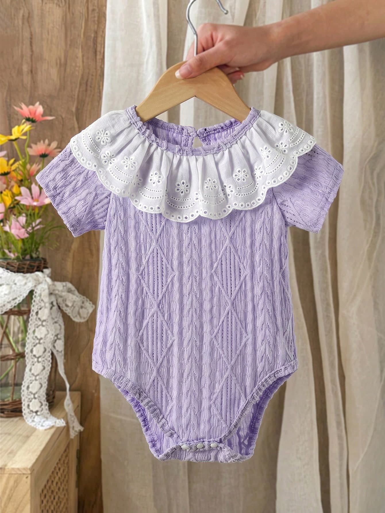 SHEIN Baby Girls' French Lace Collar Romper, Soft Textured Jacquard Fabric, Loose Fit For Comfortable Movement, Suitable For Casual Wear, Photoshoot And Spring/Summer