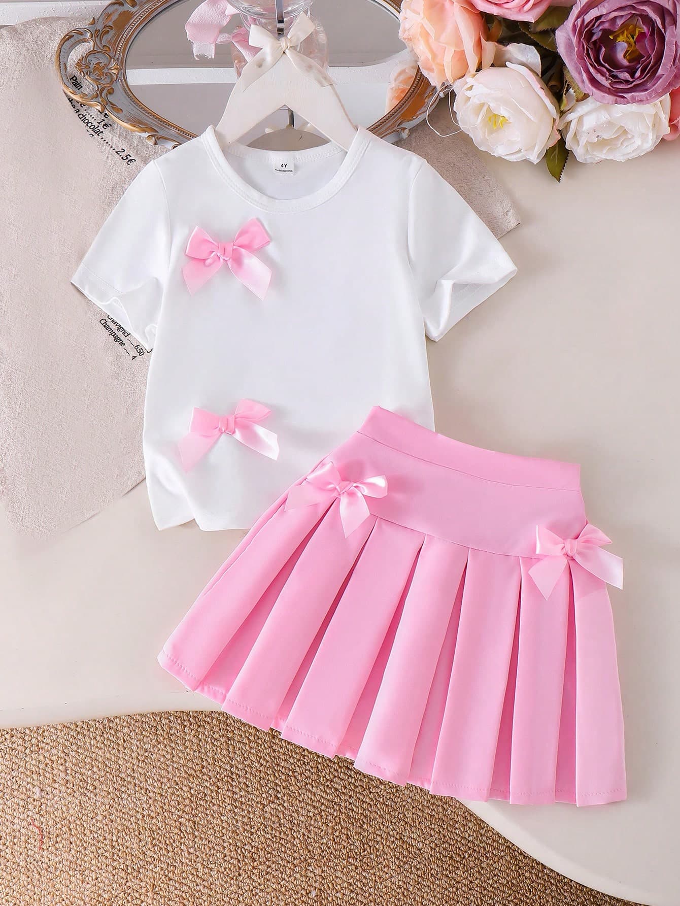 SHEIN Genkimix Kids Toddler Girls' Summer First Birthday 2pcs Set,Casual Short Sleeve Bow Decor White T-Shirt & Pink Pleated Skirt Outfit,School Style Kids Clothing Set