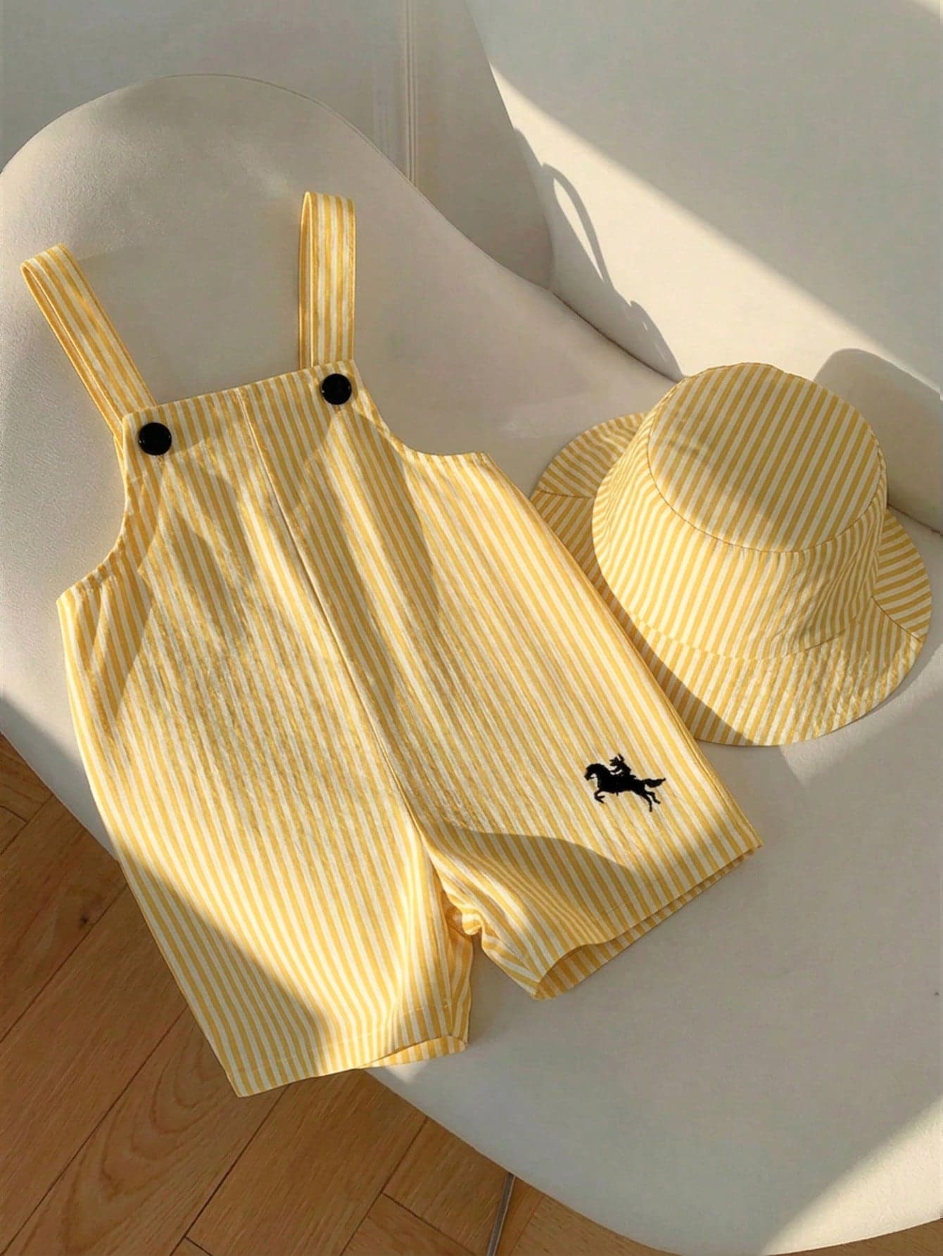 SHEIN Unisex Newborn Baby Boy/Girl Casual Versatile White Romper With Bib Pants And Sun Hat Set, Suitable For Spring/Summer Wear At Home Or Outdoor