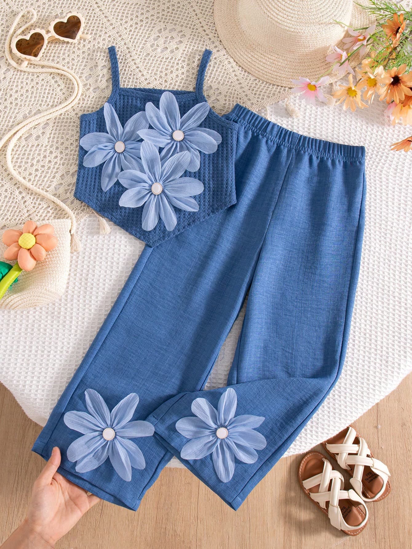 SHEIN Elladie kids 2pcs/Set Girls Summer Creative 3D Blue Flower Decor Camisole Top With V-Neck Asymmetrical Hem And Casual Pants With 3D Flower Cuffs, Simple Island Beach Vacation Versatile Casual Set