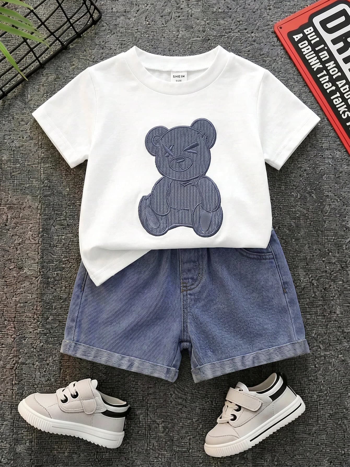 SHEIN 2pcs/Set Baby Boy Summer Cute Knit Cartoon Bear Pattern Applique Embroidery Short Sleeve T-Shirt & Elastic Waist Blue Denim Shorts Set, Suitable For Outings, Travel And Vacation