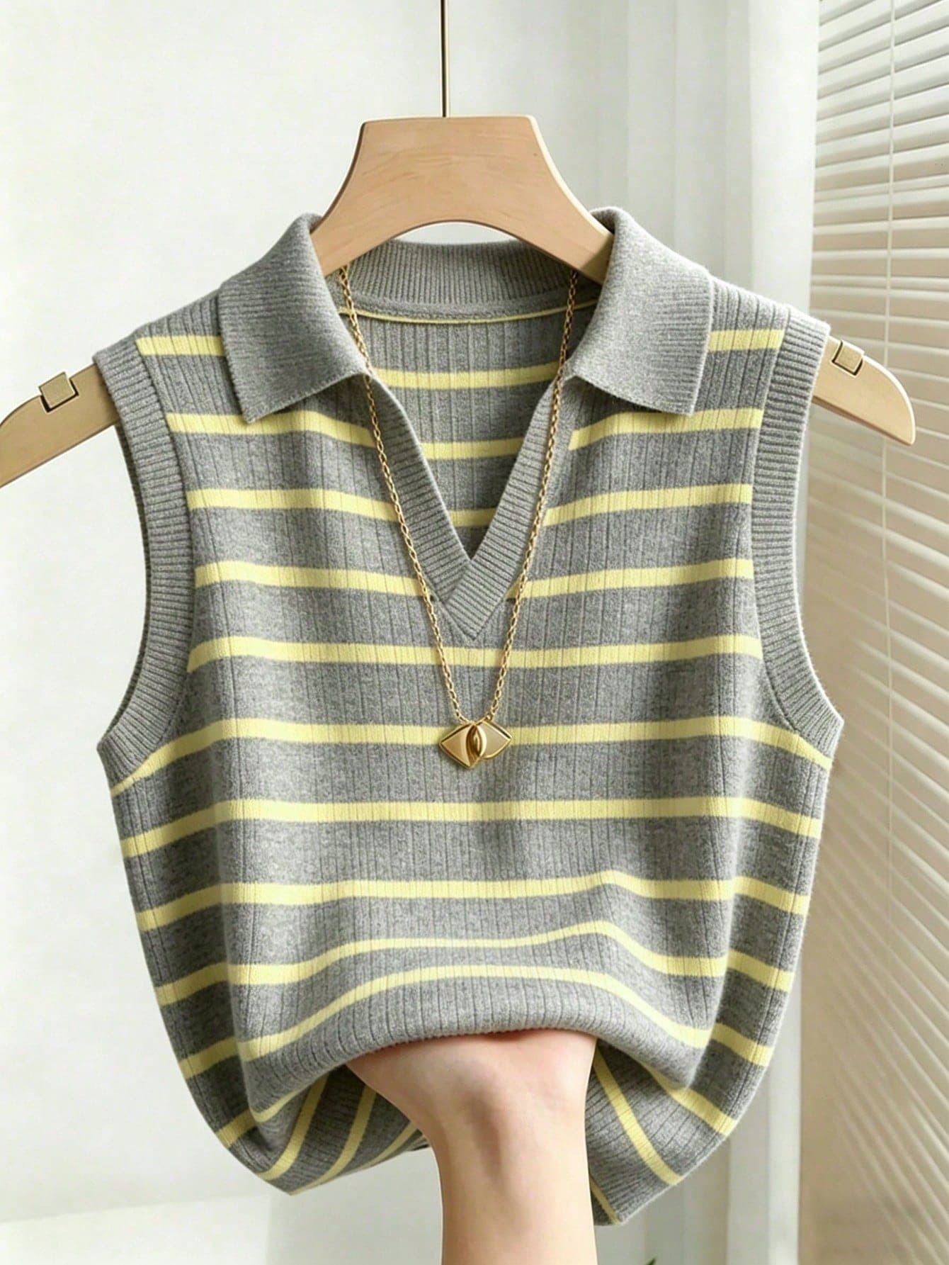 Franclia Women's Casual Elegant Knitted Collared Striped Vest