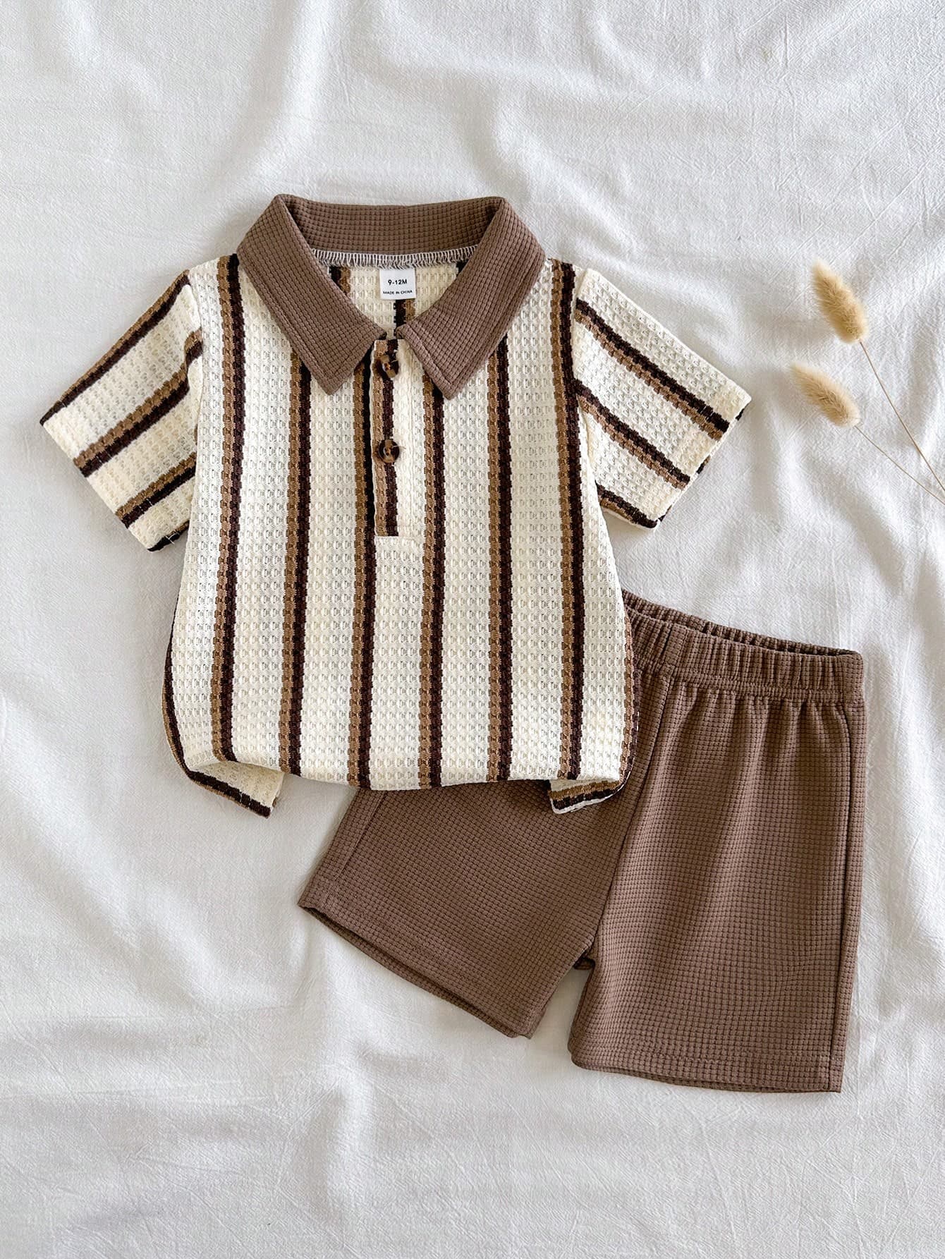 SHEIN Vintaside Kids 2pcs/Set Baby Boy Textured Fabric Polo Collar Top And Pants. Contrast Trim Polo Collar Gives A Layered Look, Exquisitely Crafted, New Design Is Simple And Fashionable, Showcasing The Boy's Personalized Charm, Suitable For Daily Casual And School Scenes, Getaway, Holiday, Travel, Relax, Sunbathing, Summer