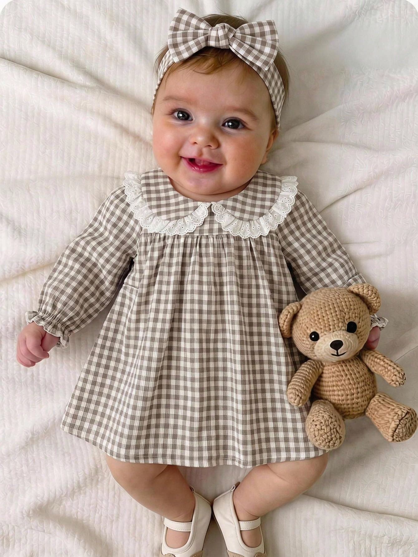 SHEIN New Born Baby Vintage Brown Gingham Dress With White Lace Peter Pan Collar And Ruffled Cuffs Youth Dress Baby Girl Long Sleeve Gingham A-Line Dress With Lace Trim Collar And Pleated Skirt Adorable Newborn Baby Gingham Plaid Dress With White Eyelet Lace Collar