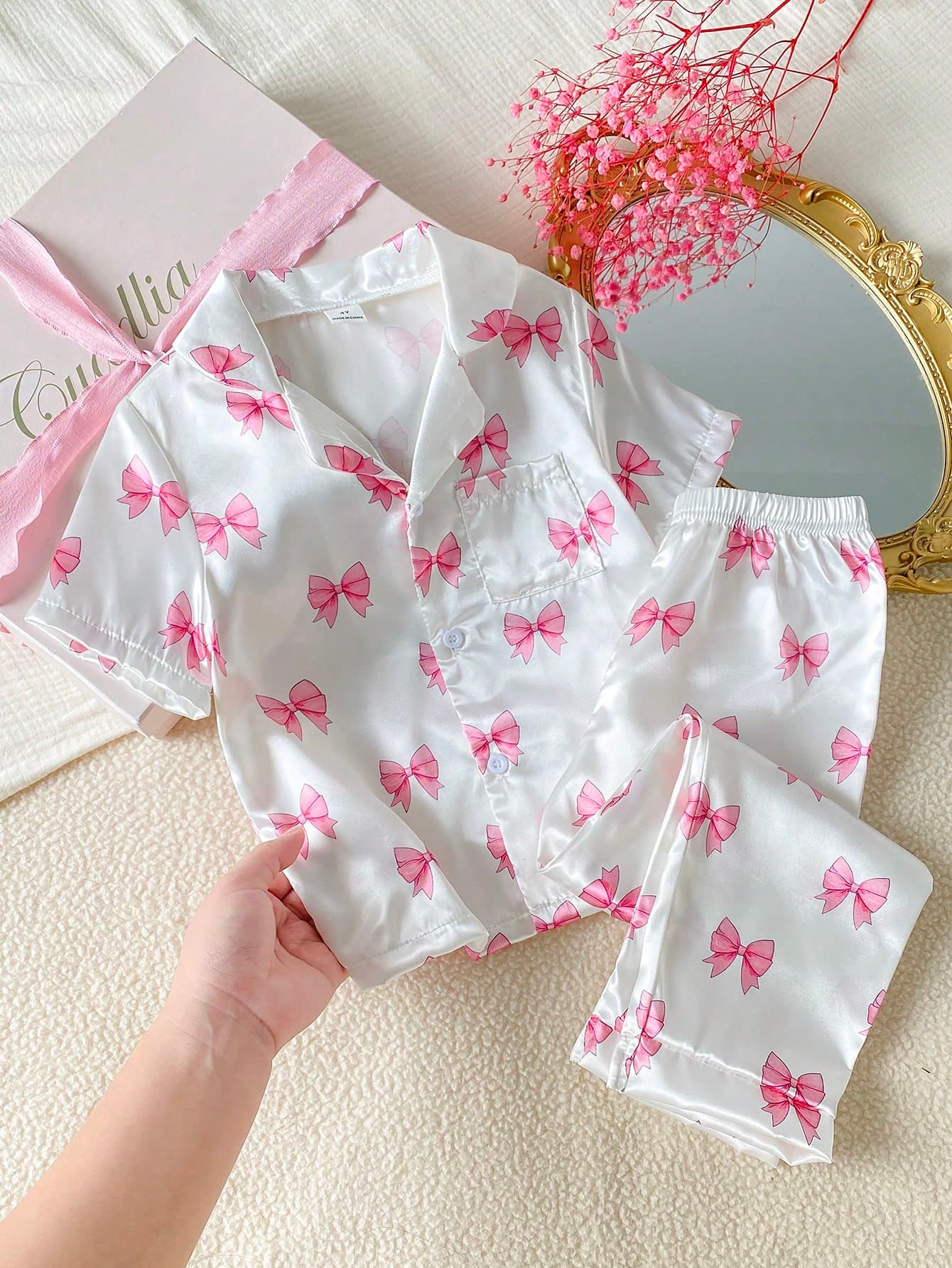 SHEIN Young Girls Pink Bow Print Lapel Front-Open Short Sleeve Long Pants Set Flame-Retardant Loungewear