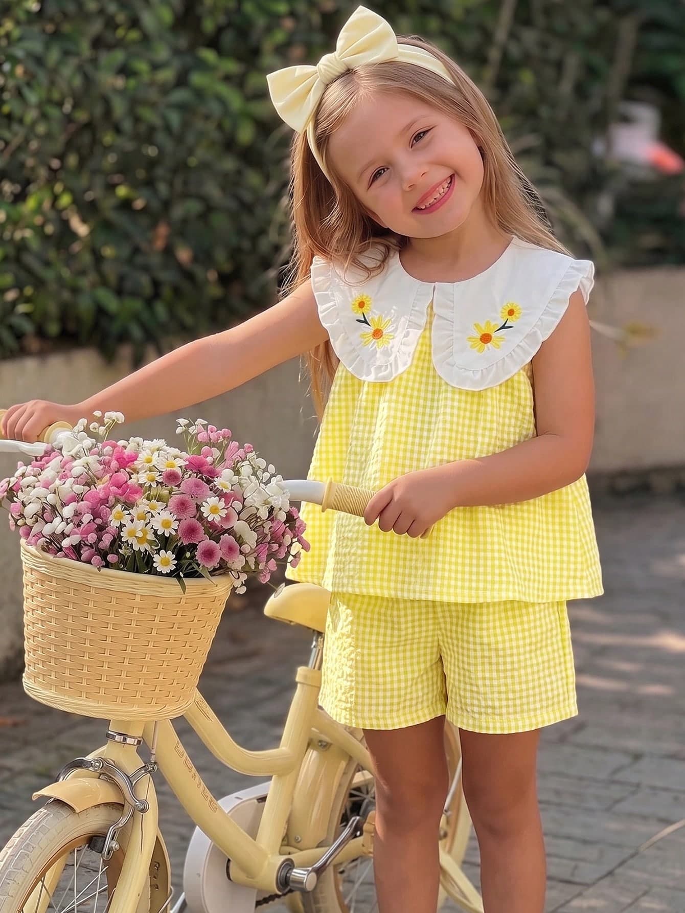 SHEIN 2pcs/Set Girls' Summer New Peter Pan Collar Ruffle Edge Fresh Style Yellow & White Plaid Daisy Embroidery Two Pieces Set (Sleeveless Top + Shorts), White Peter Pan Collar Design With Ruffle Edge And Daisy Embroidery, Perfectly Matching The Pastoral Style, Yellow & White Plaid Straight Leg Shorts, Suitable For Summer Picnic, Park, Amusement Park, Daily School, Family Gathering, Lively And Energetic Vacation Outfit, Pair With Straw Hat And Straw Bag