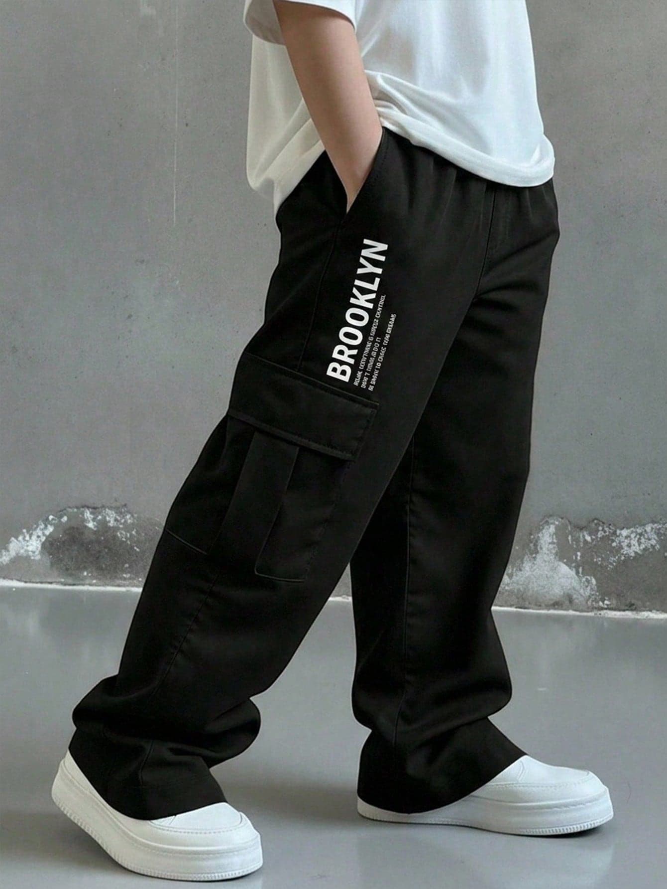 SHEIN Kids Tween Boys' Casual Letter Print Pattern Everyday Comfortable Cargo Pocket Straight Leg Loose Fit Pants, Black Cargo Pants, Suitable For Outings, Dates, School, Spring, Summer, Fall, Winter