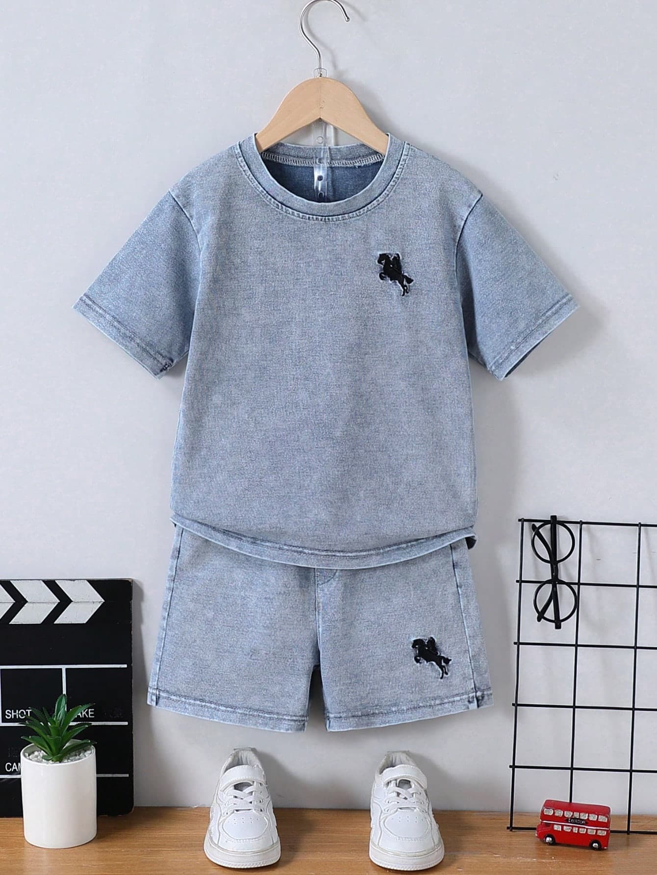 SHEIN Playful Pals 2pcs Young Boys' Casual Denim Set,Summer Beach Holiday,Retro College Style Light Blue Vintage Embroidered Knight Motif Round Neck 3/4 Sleeve Loose Fit