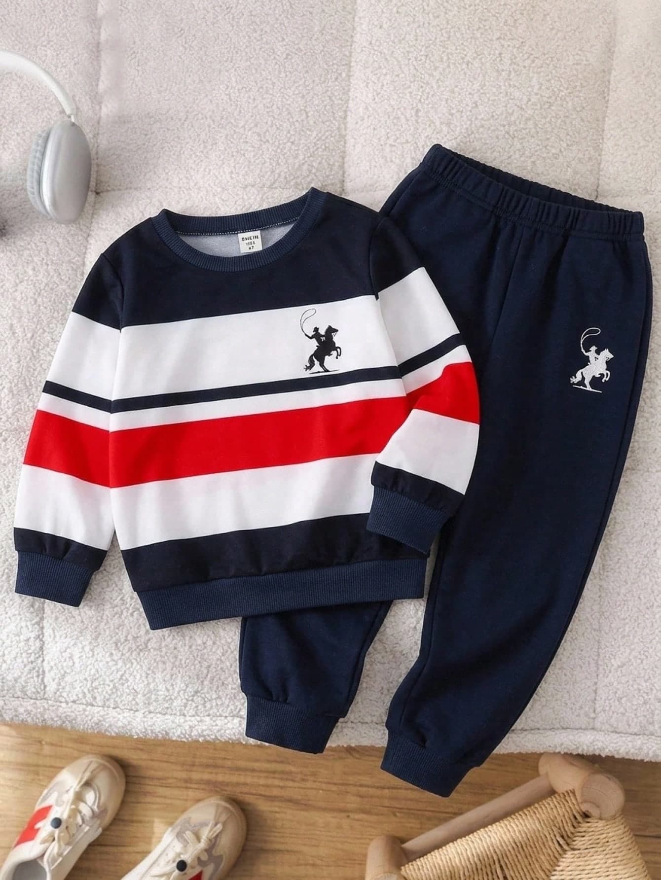 SHEIN Baby Boy Colorblock Striped Pony Logo Asymmetrical Print Crew Neck Long Sleeve Pullover Sweatshirt, Versatile Comfortable, Preppy Sporty Casual, Suitable For Spring Summer Autumn Winter